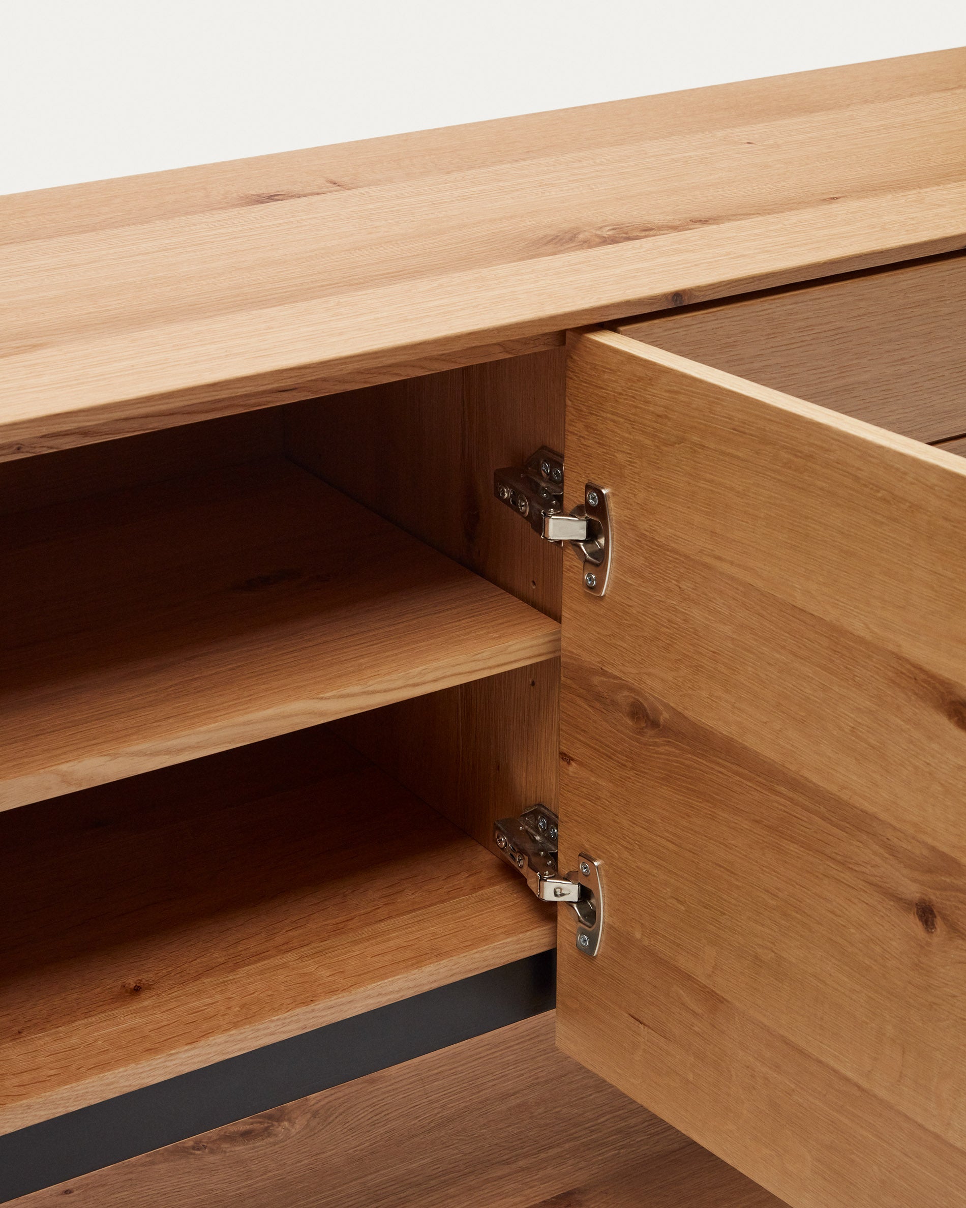 Alguema sideboard with 4 doors in oak veneer with natural finish, 200 x 74 cm - Detail