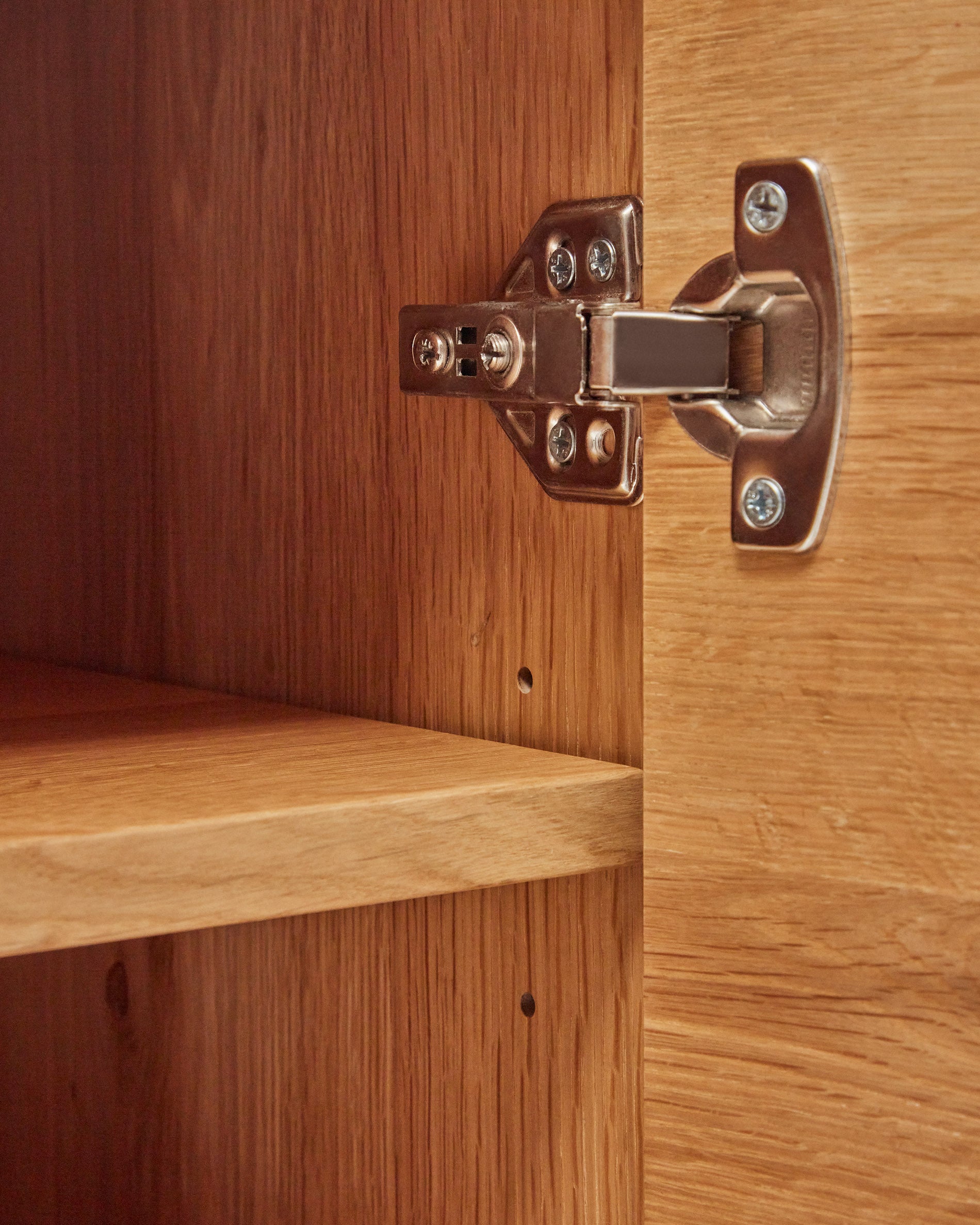 Alguema sideboard with 3 doors in oak veneer with natural finish, 151 x 73 cm - Detail