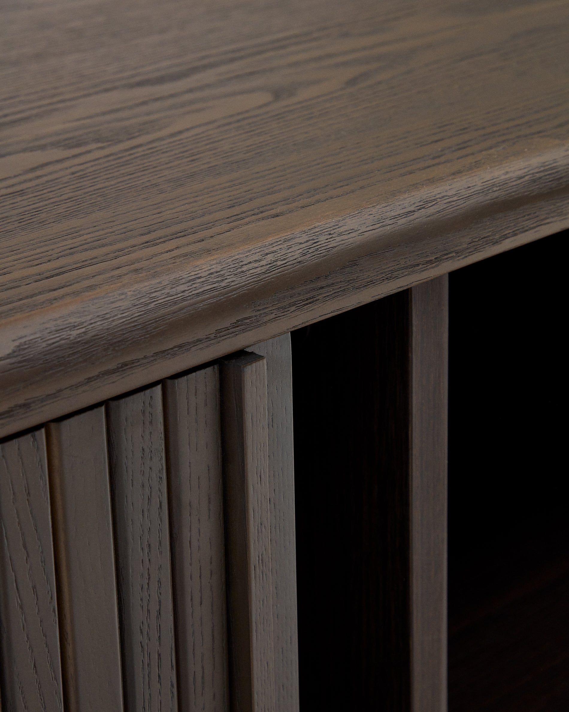 Mailen 2 door sideboard in ash veneer with a dark finish 180 x 75 cm - Detail