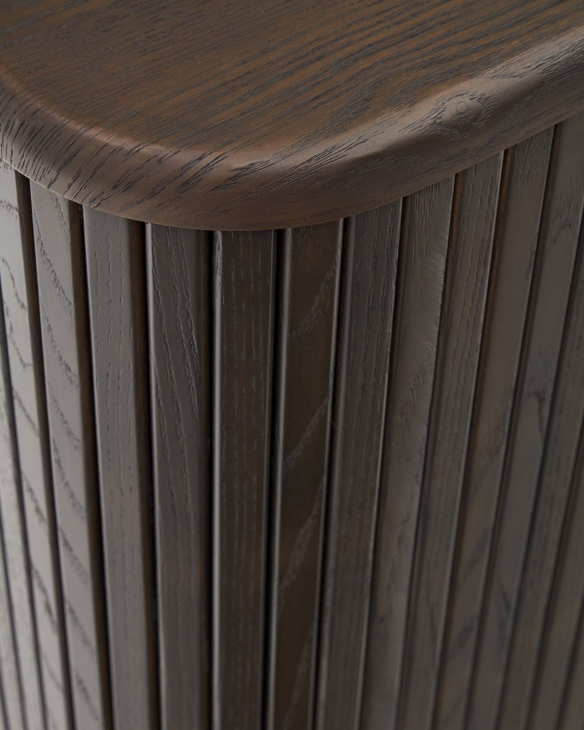 Mailen 2 door sideboard in ash veneer with a dark finish 180 x 75 cm - Detail