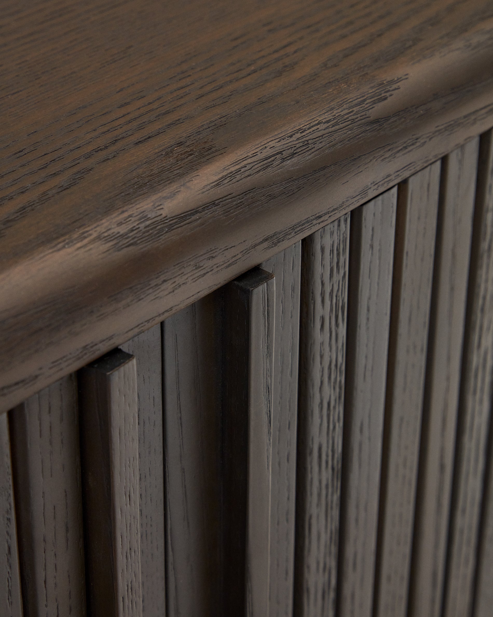 Mailen 2 door sideboard in ash veneer with a dark finish 180 x 75 cm - Detail