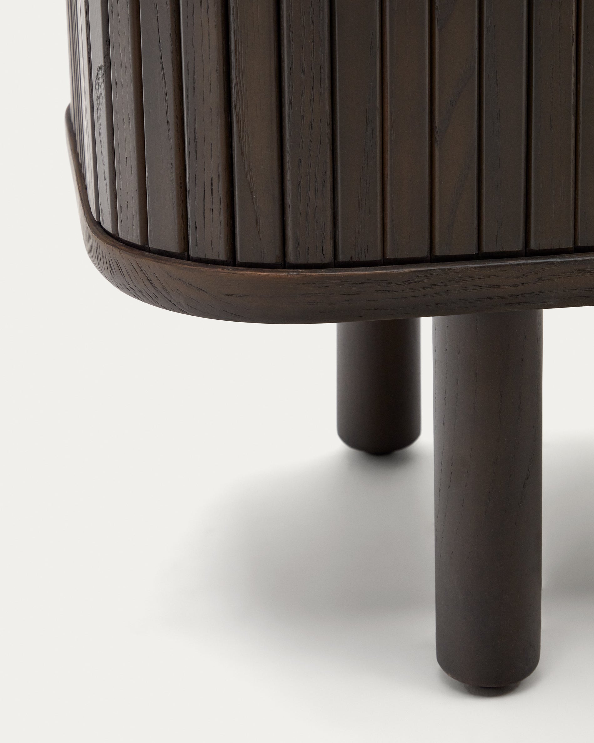 Mailen 2 door sideboard in ash veneer with a dark finish 180 x 75 cm - Detail