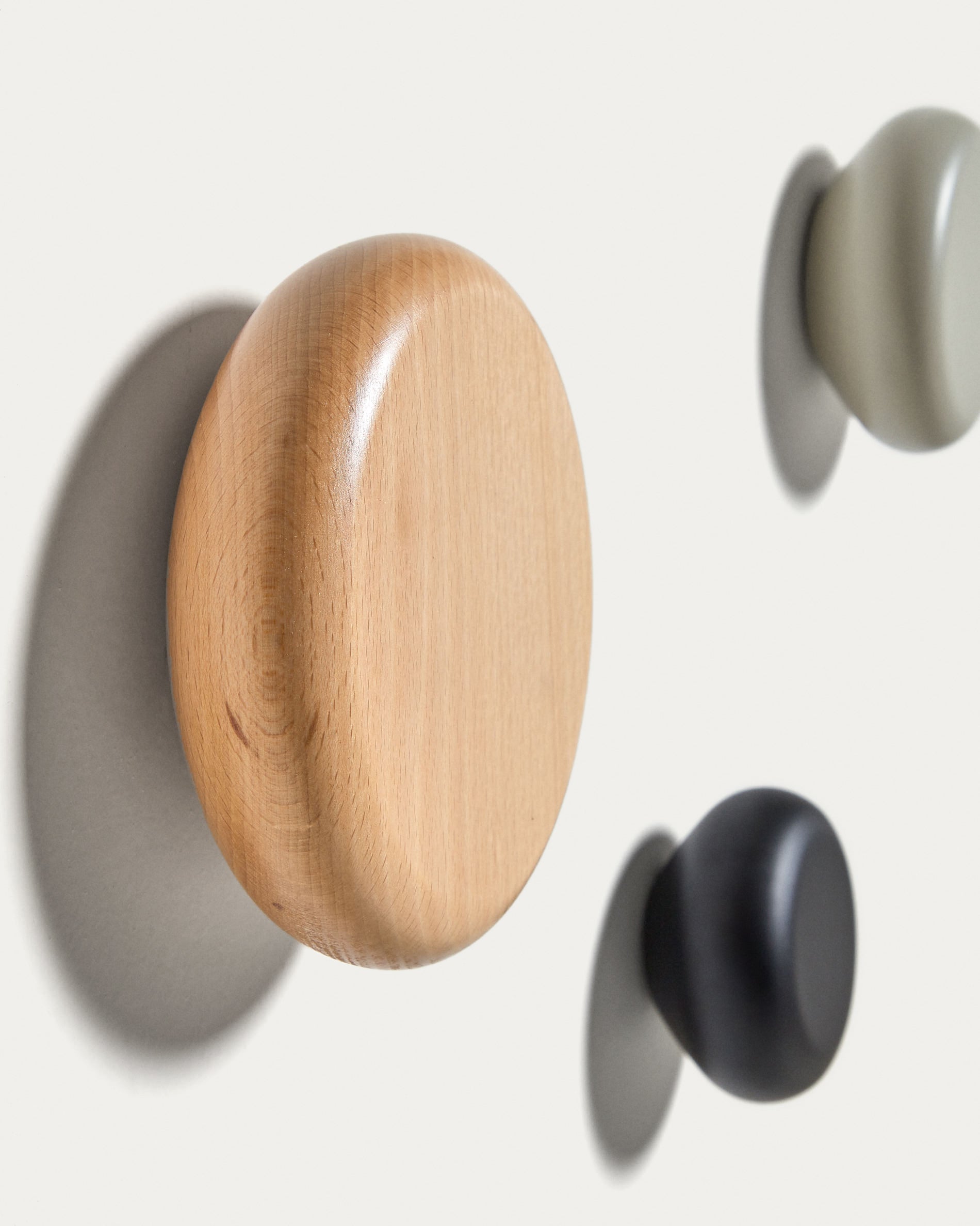 Nadue set of 3 solid beech wood wall hooks with natural, grey, and black finishes - Detail