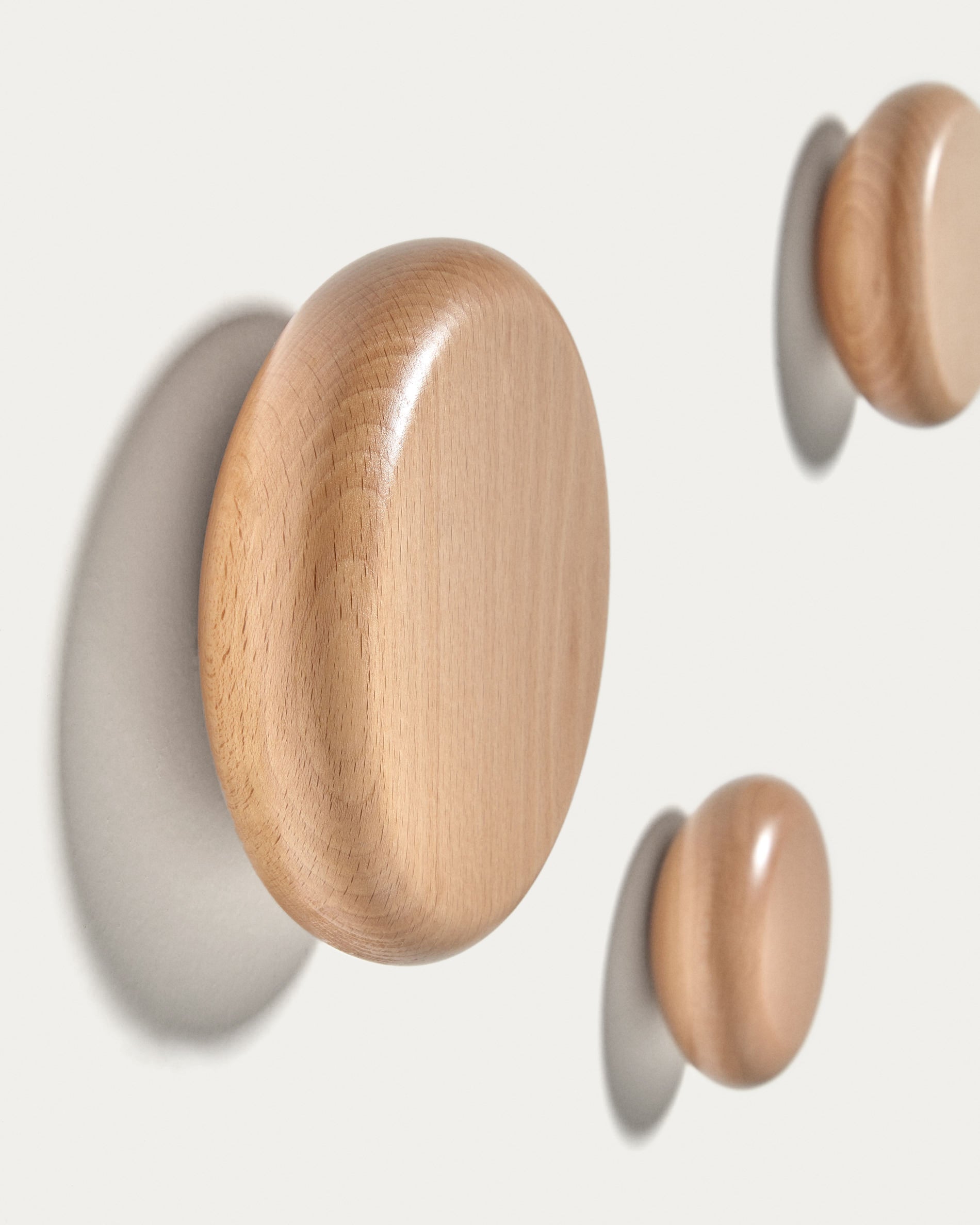Nadue set of 3 solid beech wood wall hooks with a natural finish - Detail