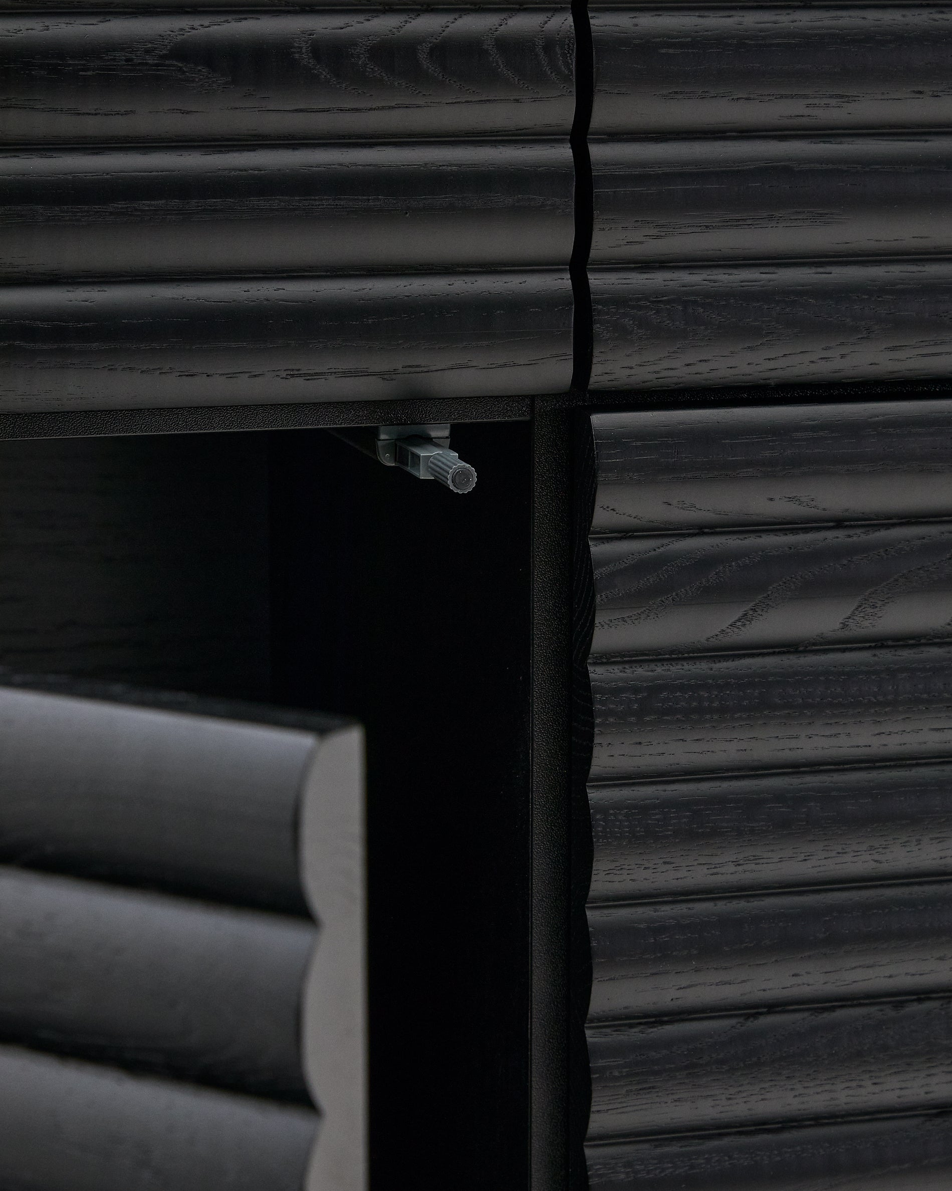Lenon tall sideboard, 4 doors solid wood and black oak veneer 104,5x144 cm FSC Mix Credit - Detail