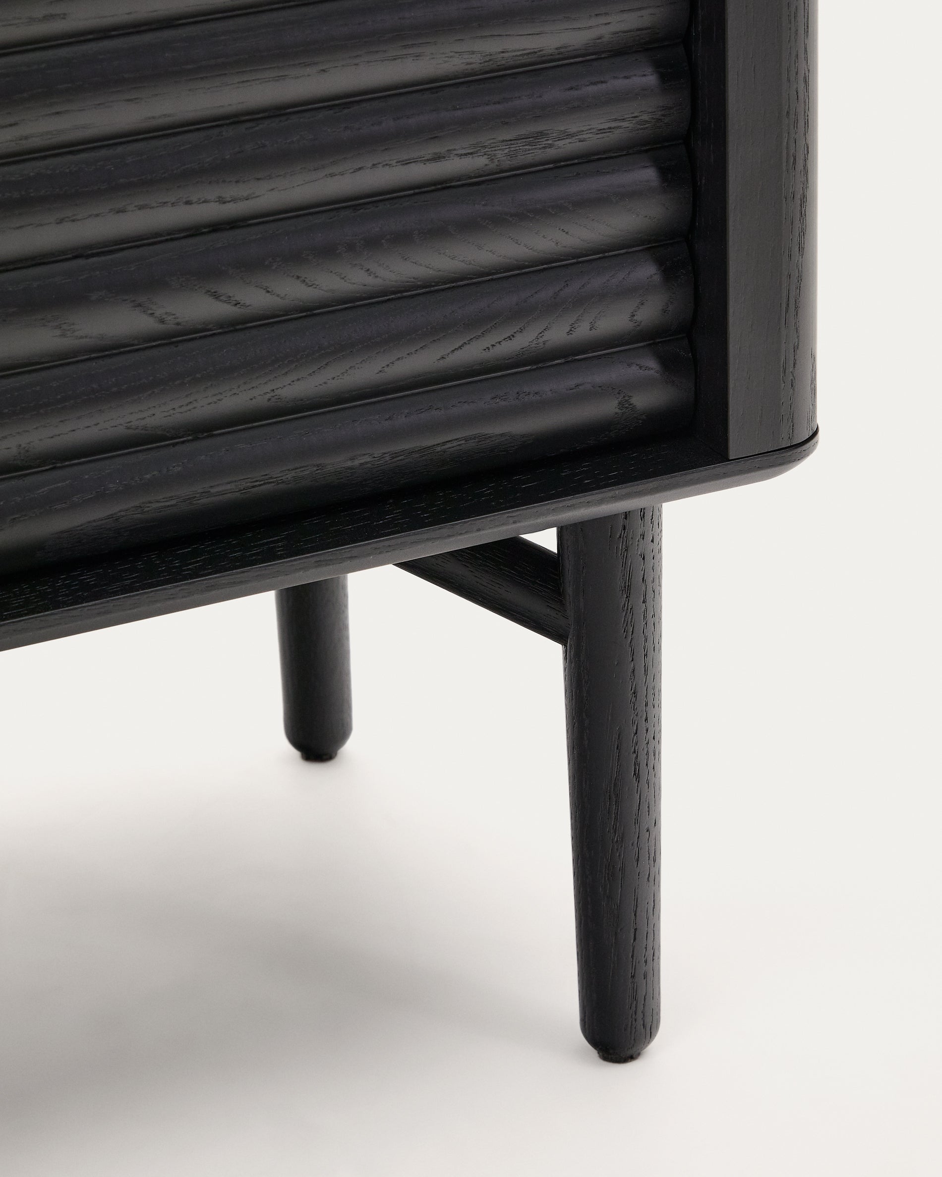 Lenon tall sideboard, 4 doors solid wood and black oak veneer 104,5x144 cm FSC Mix Credit - Detail