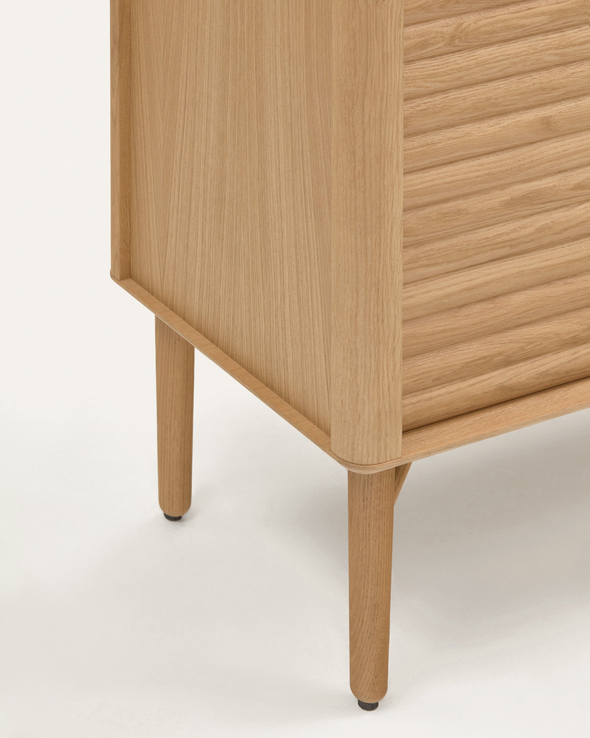 Lenon tall console with 4 oak wood doors and an oak veneer, 104.5 x 144 cm FSC MIX Credit - Detail