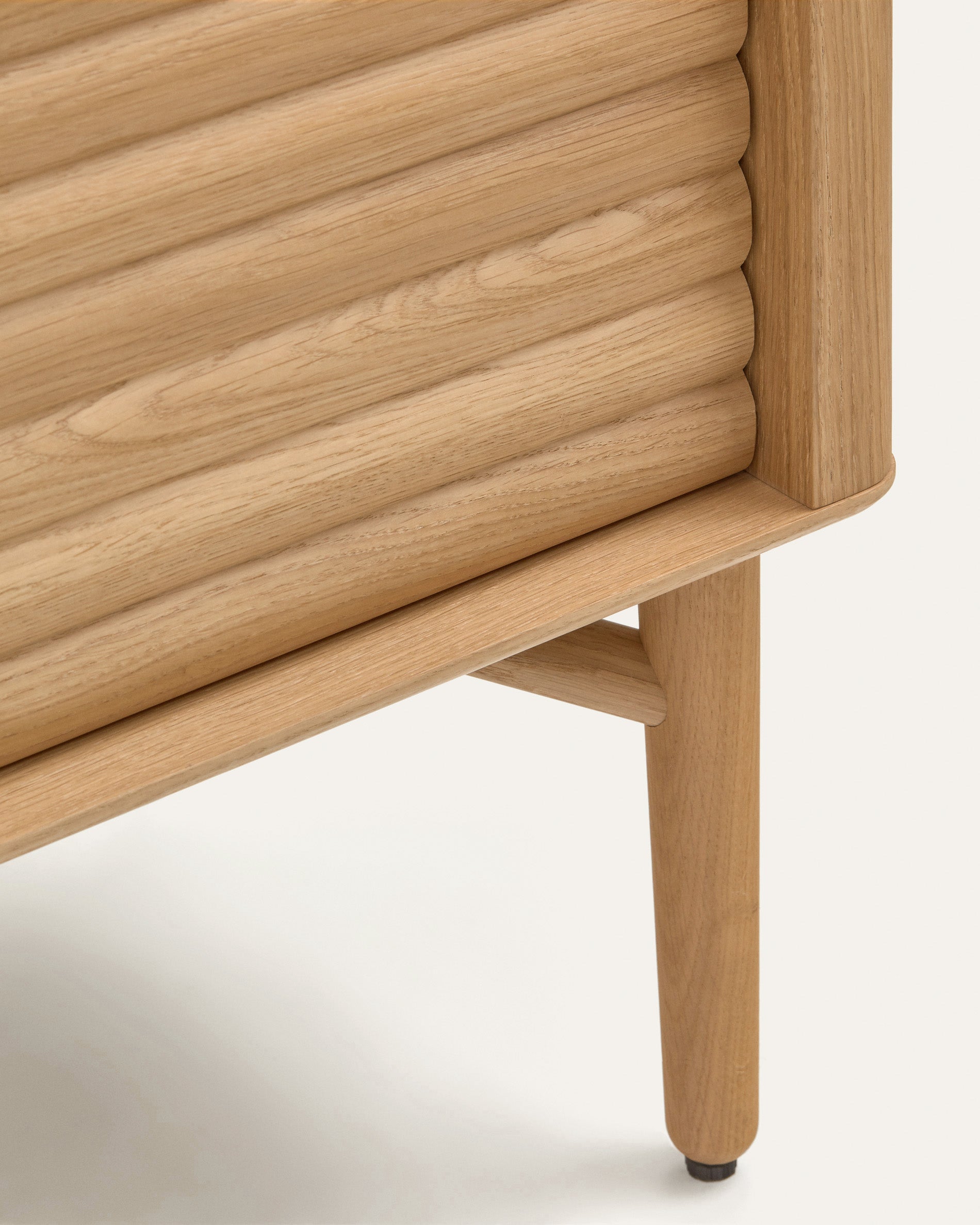 Lenon tall console with 4 oak wood doors and an oak veneer, 104.5 x 144 cm FSC MIX Credit - Detail
