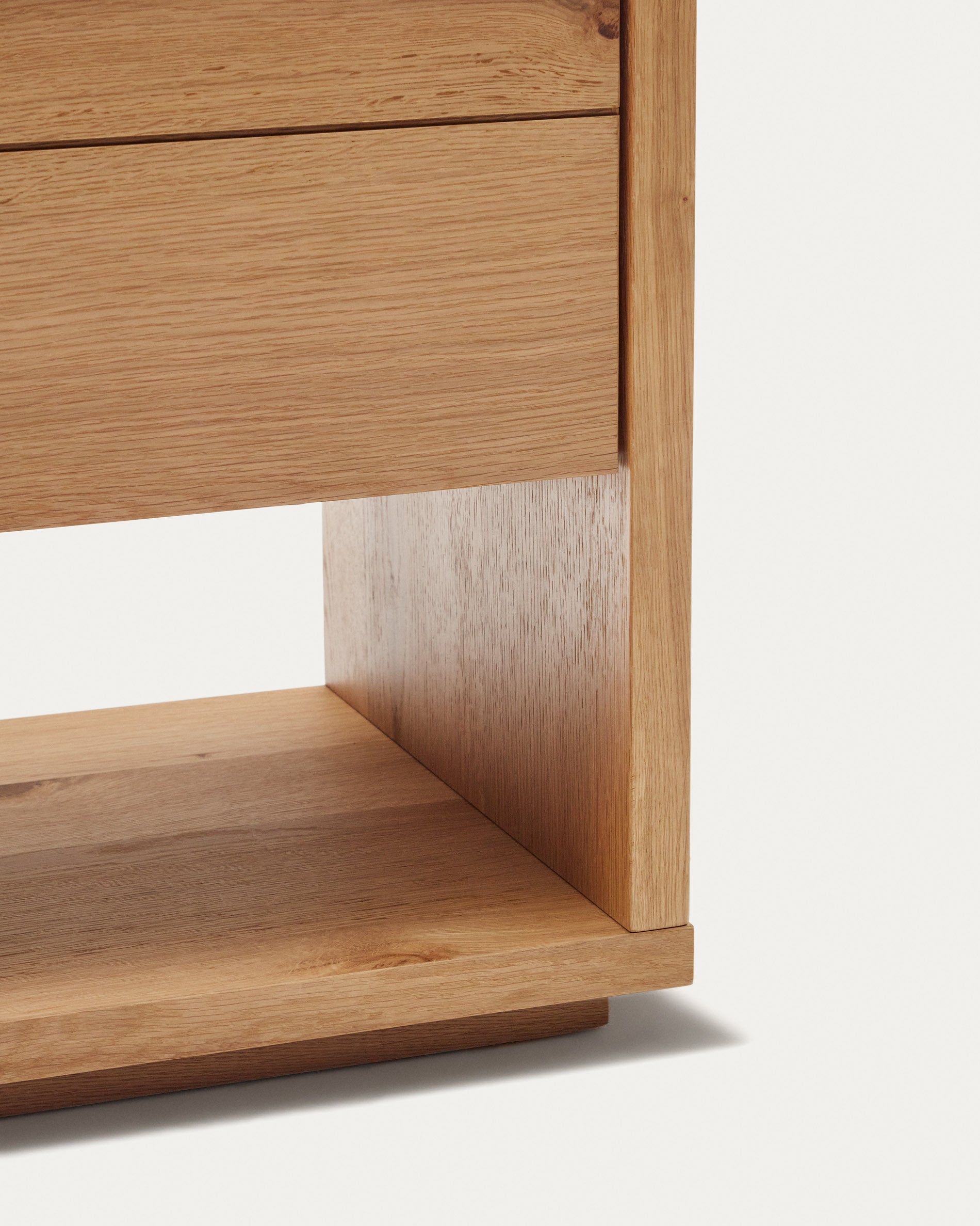 Alguema tall sideboard with 2 doors in oak wood veneer with natural finish, 100 x 163,5 cm - Detail