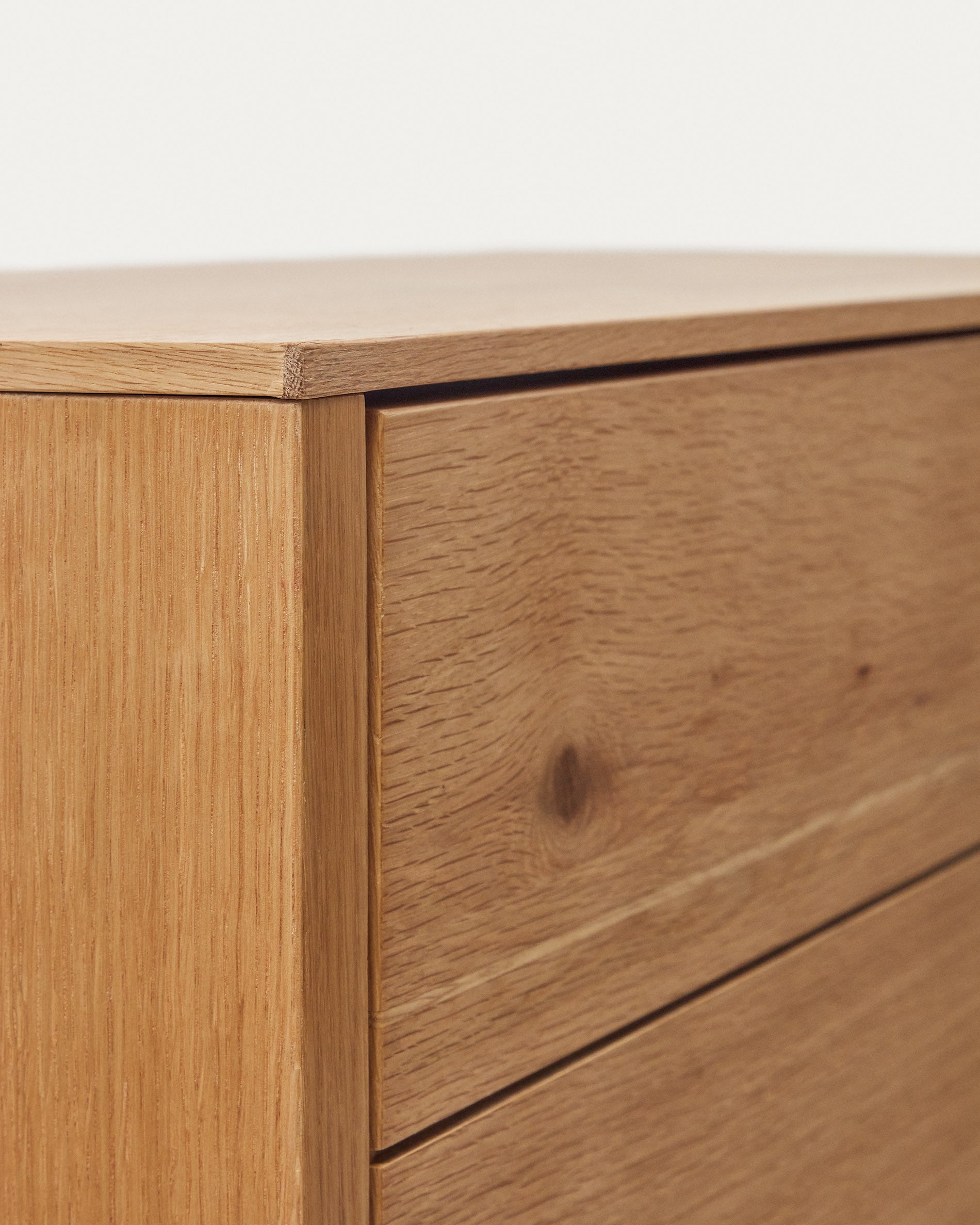 Alguema tall sideboard with 2 doors in oak wood veneer with natural finish, 100 x 163,5 cm - Detail