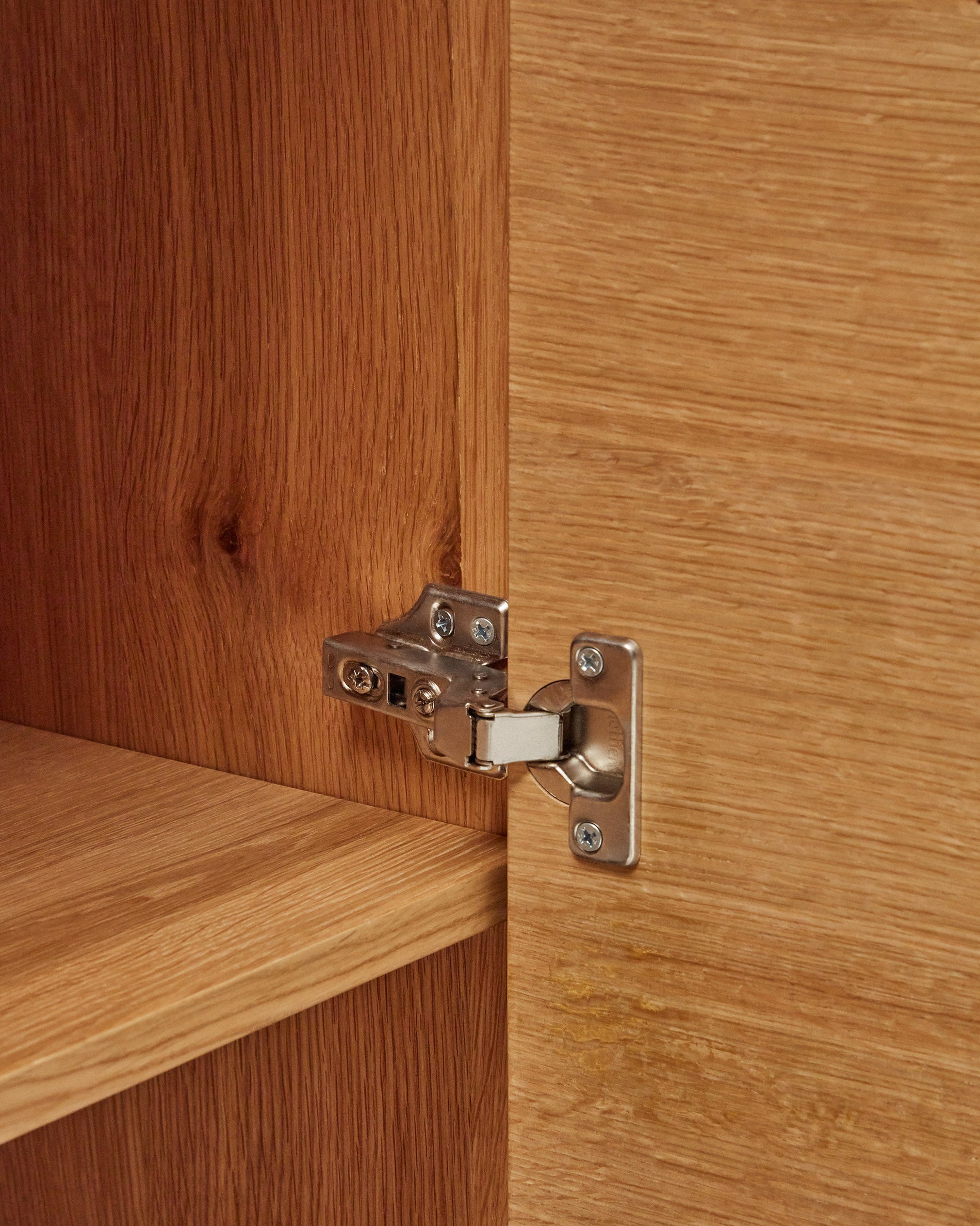 Alguema tall sideboard with 2 doors in oak wood veneer with natural finish, 100 x 163,5 cm - Detail