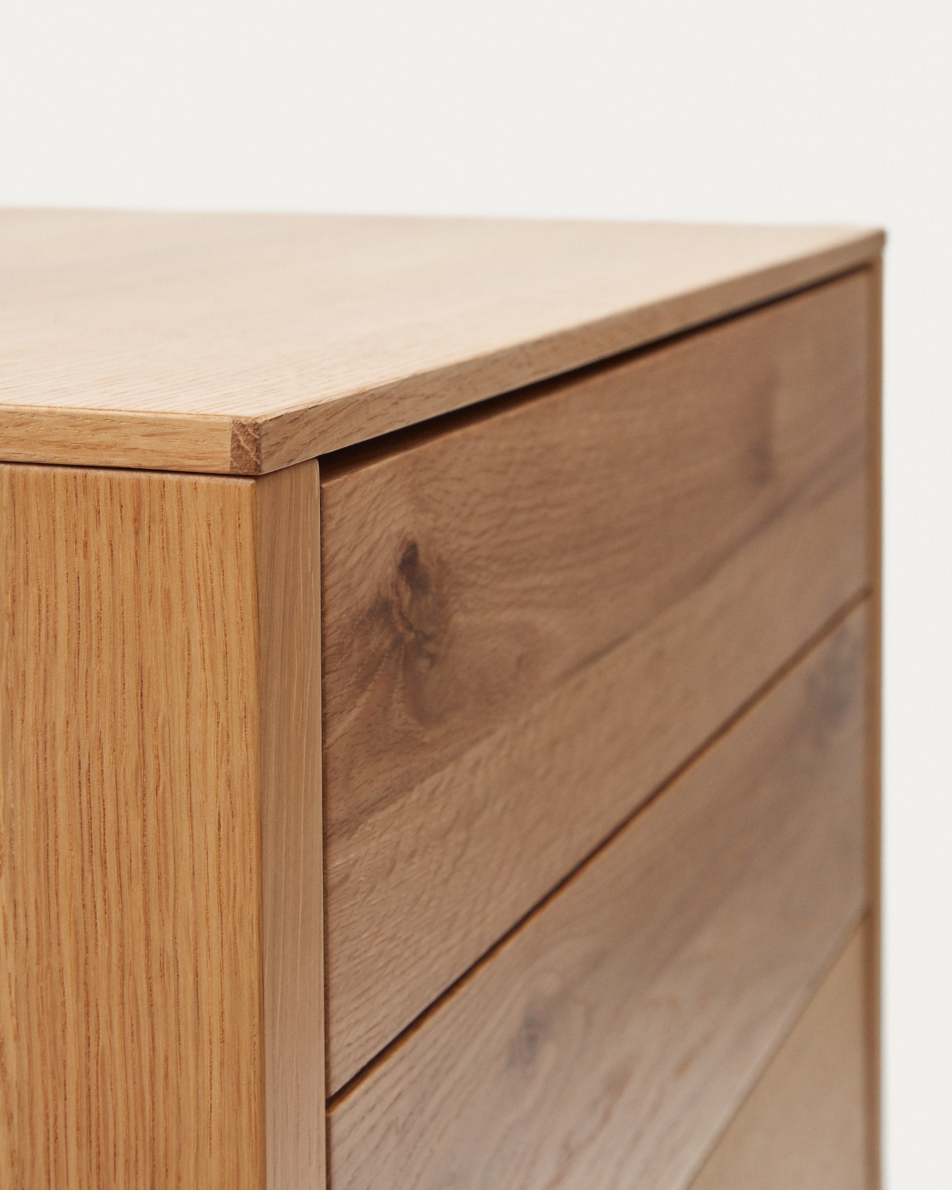 Alguema chest of drawers with 4 drawers in oak wood veneer with natural finish, 60 x 120 cm - Detail