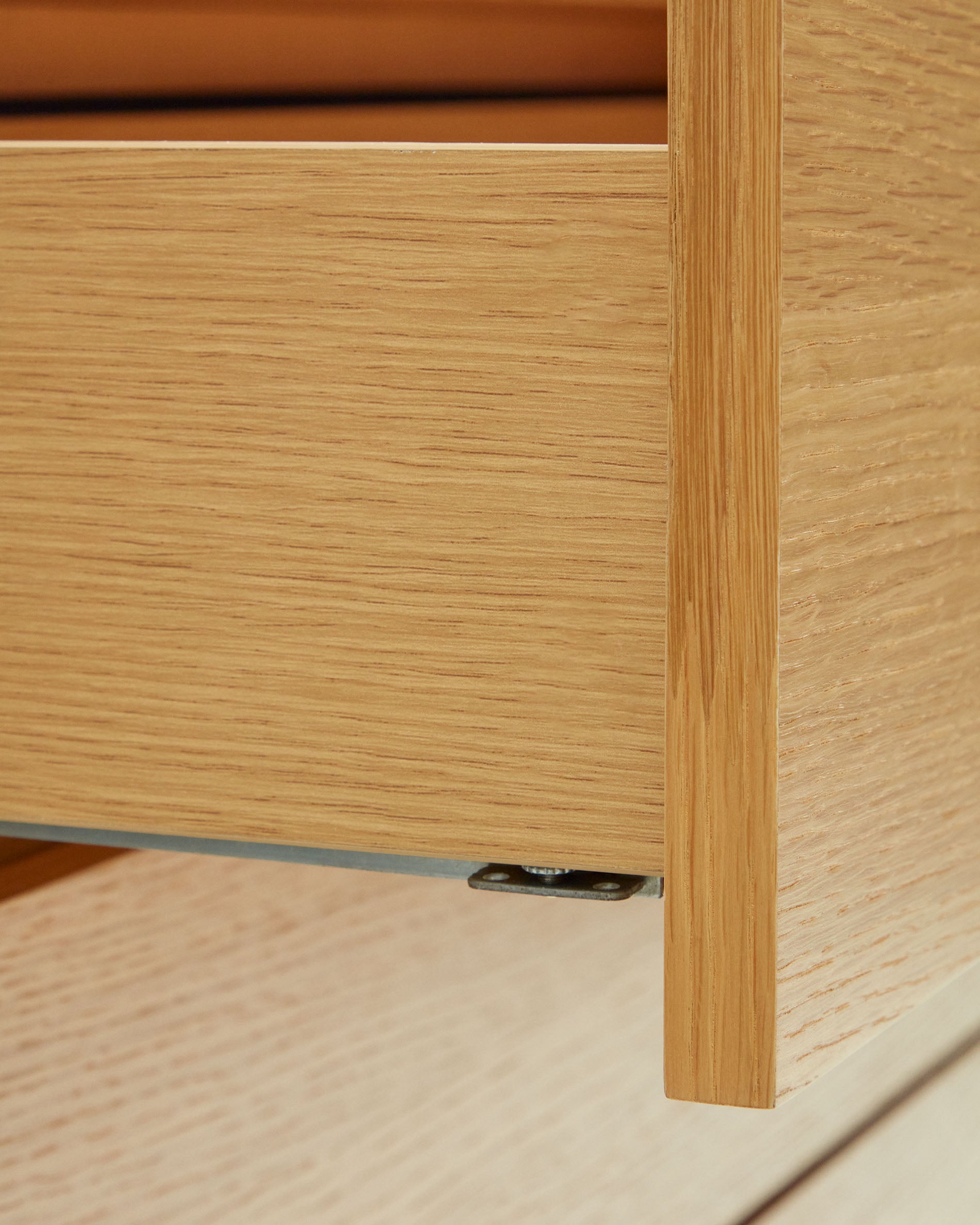 Vedrana 5 drawer chest of drawers in oak veneer with black steel legs, 60 x 114 cm - Detail