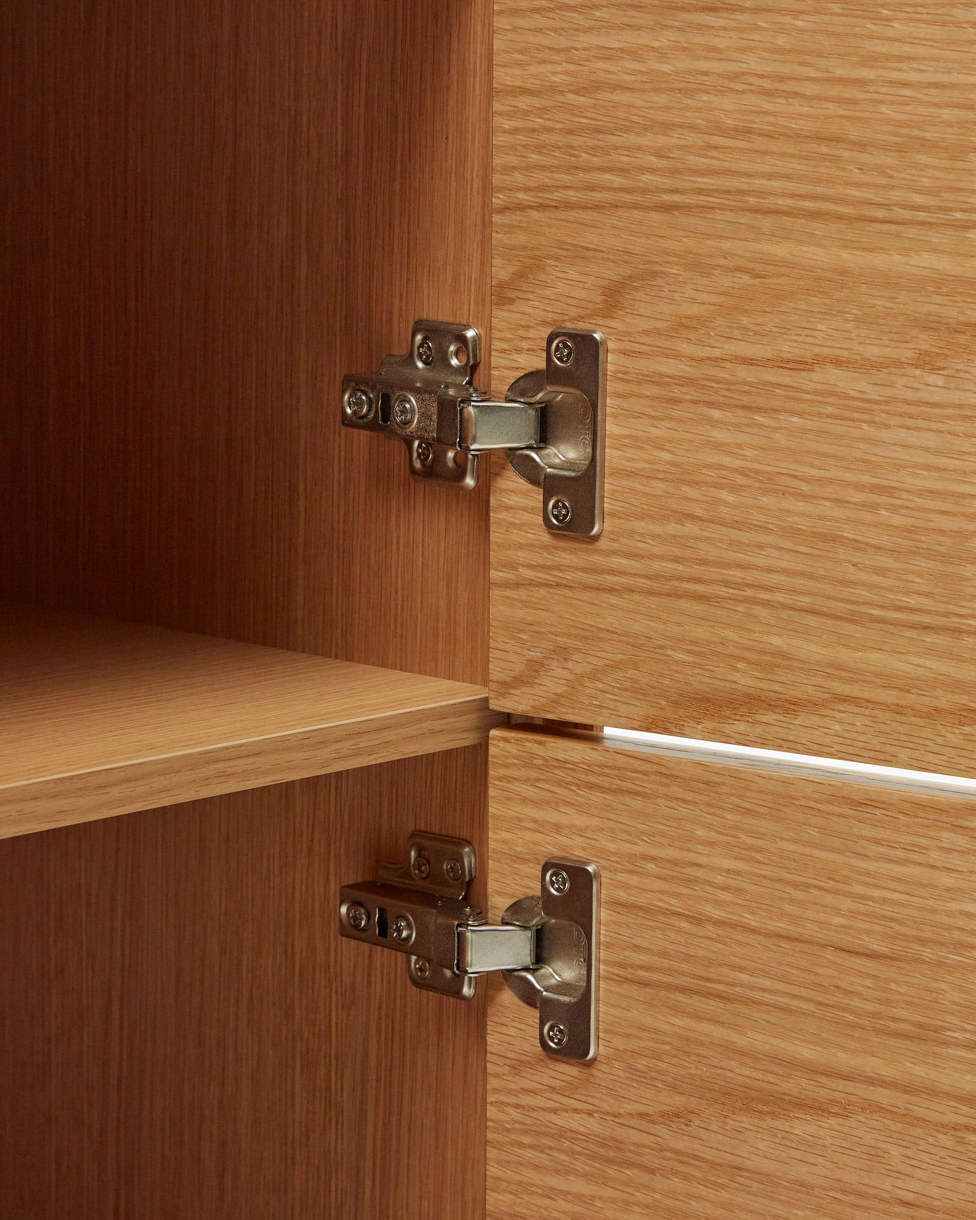 Vedrana 4 door tall sideboard in oak veneer with steel legs, 97.5 x 160 cm - Detail