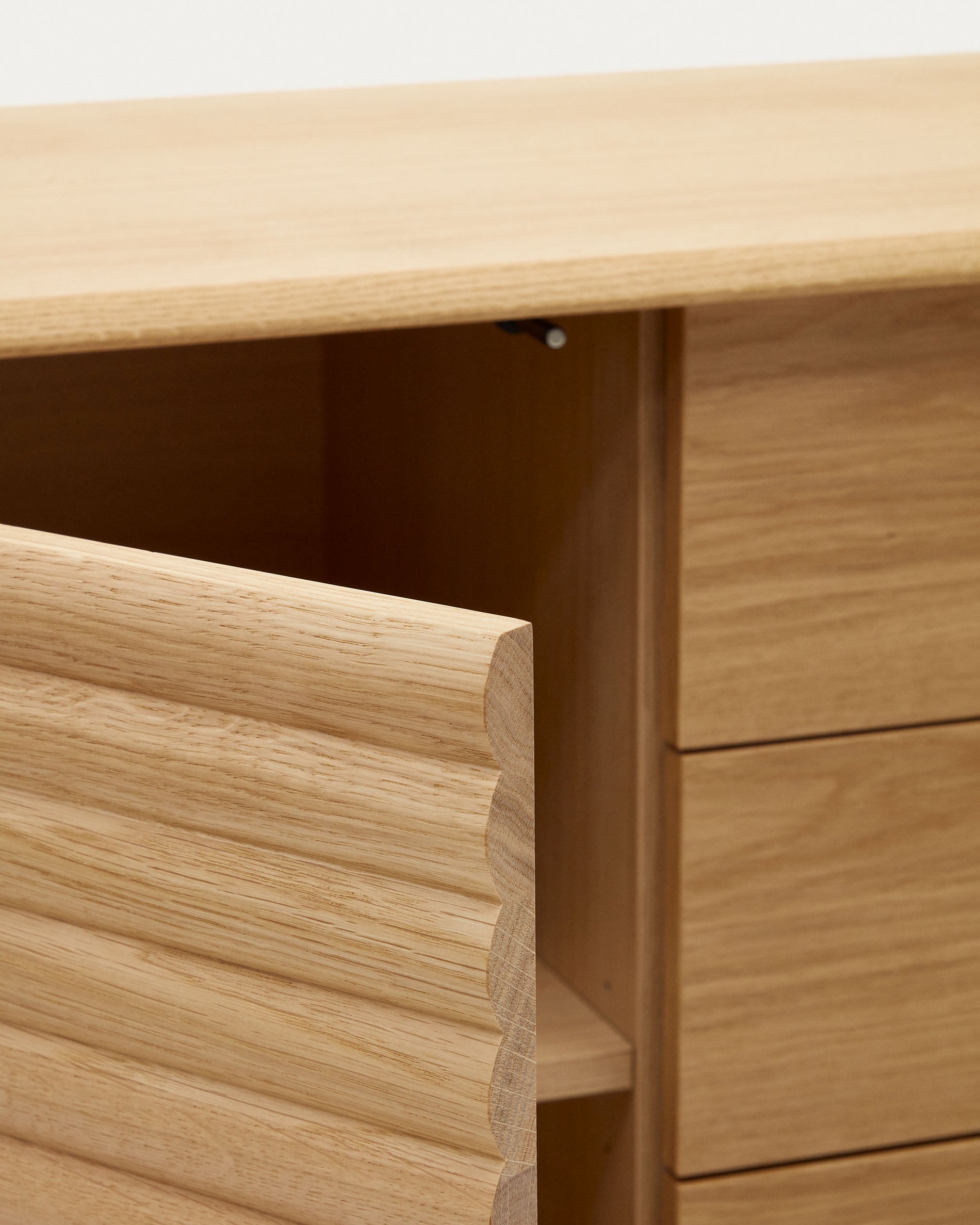 Lenon sideboard with 1 door and 3 drawers, made from oak wood and veneer, 105 x 85 cm FSC MIX Credit - Detail