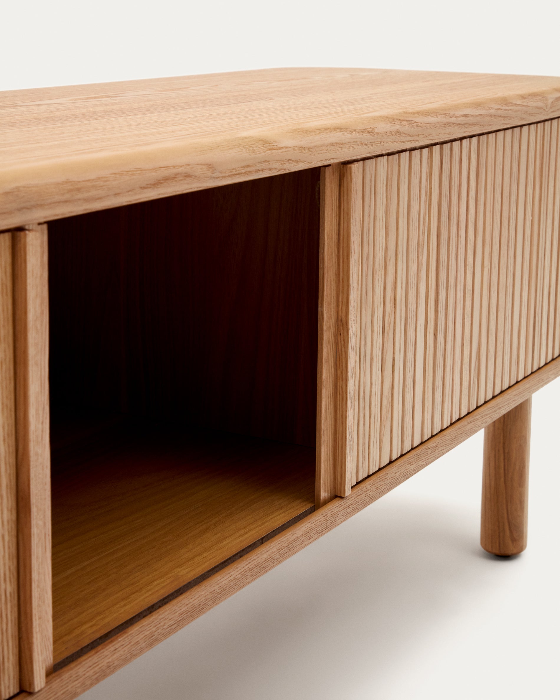 Mailen 2 door TV stand in ash veneer with a natural finish 200 x 50 cm - Detail