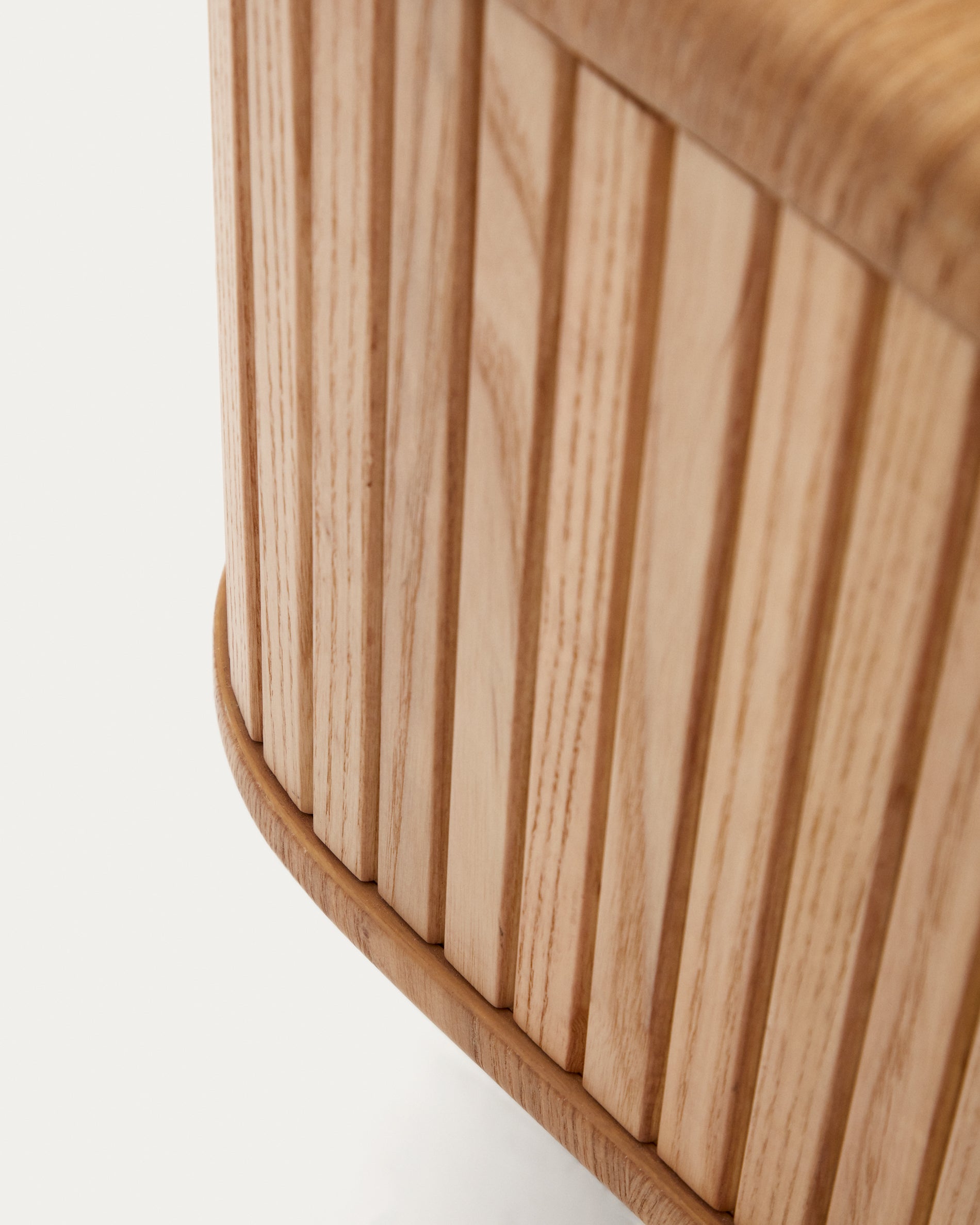 Mailen 2 door TV stand in ash veneer with a natural finish 200 x 50 cm - Detail