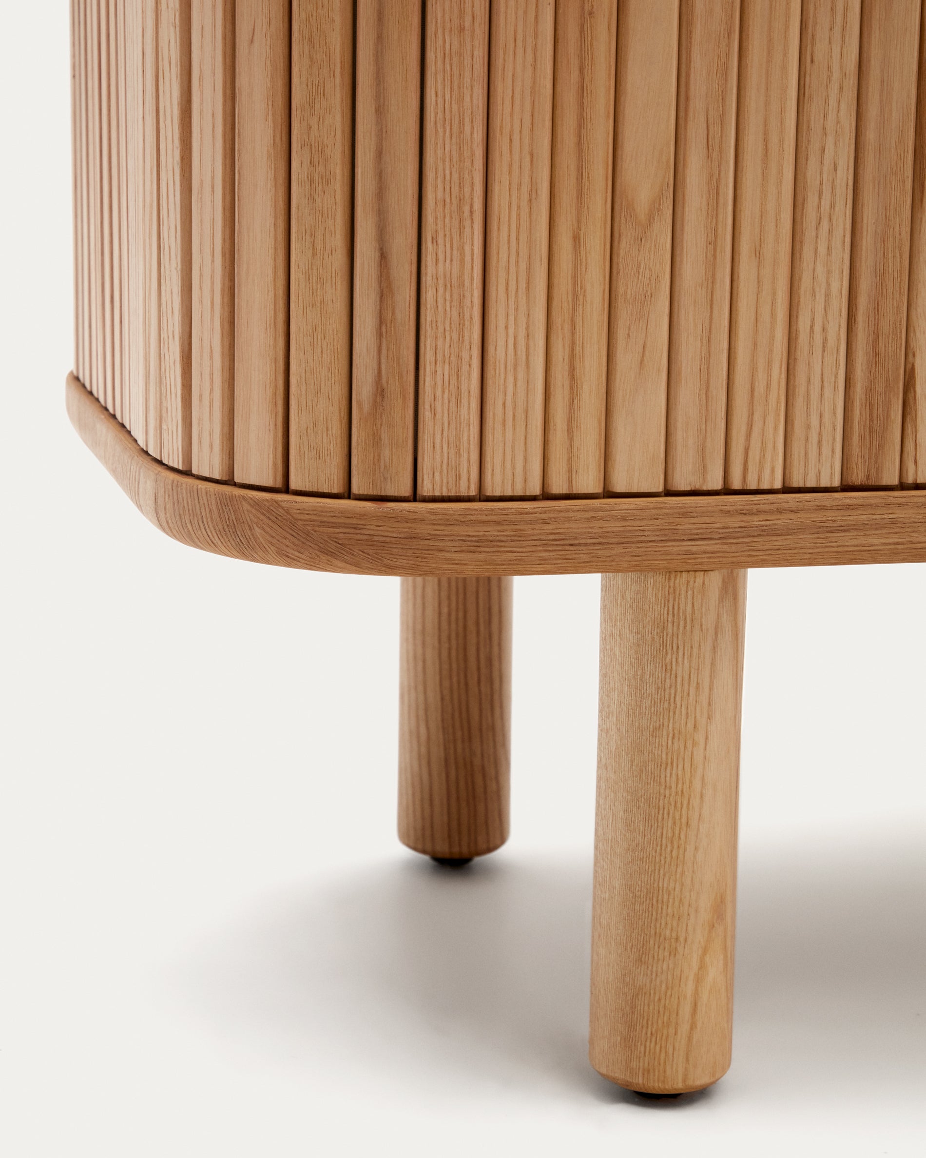 Mailen 2 door TV stand in ash veneer with a natural finish 200 x 50 cm - Detail