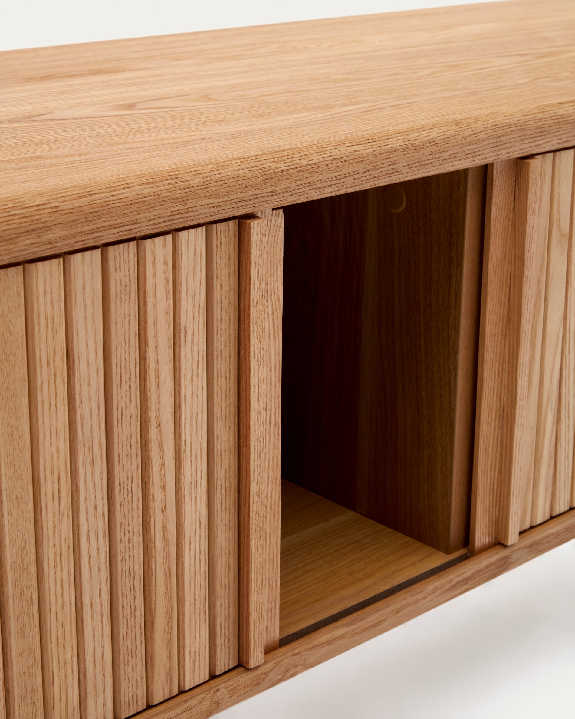 Mailen 2 door TV stand in ash veneer with a natural finish 120 x 50 cm - Detail