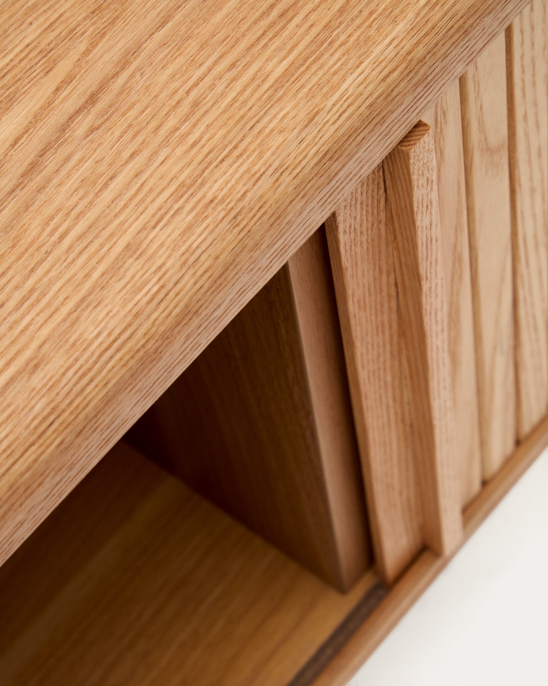 Mailen 2 door TV stand in ash veneer with a natural finish 120 x 50 cm - Detail