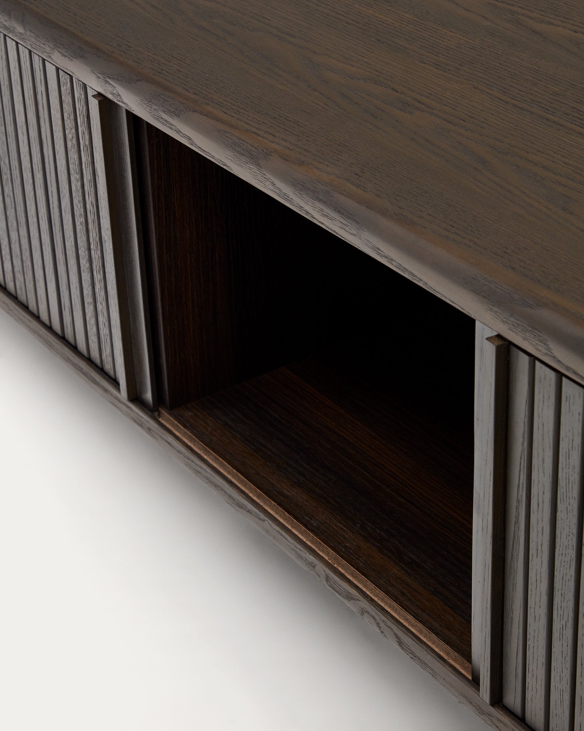 Mailen 2 door TV stand in ash veneer with a dark finish 120 x 50 cm - Detail