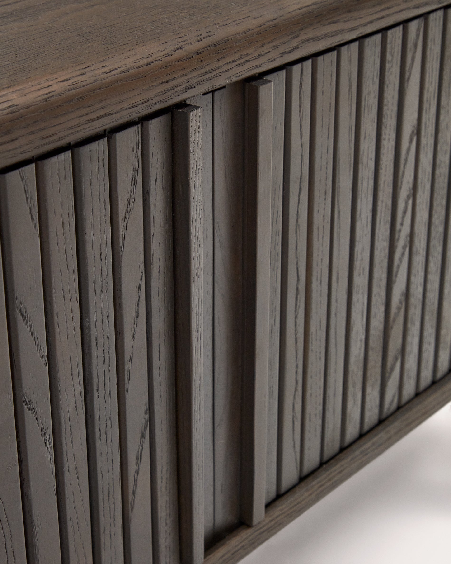 Mailen 2 door TV stand in ash veneer with a dark finish 120 x 50 cm - Detail
