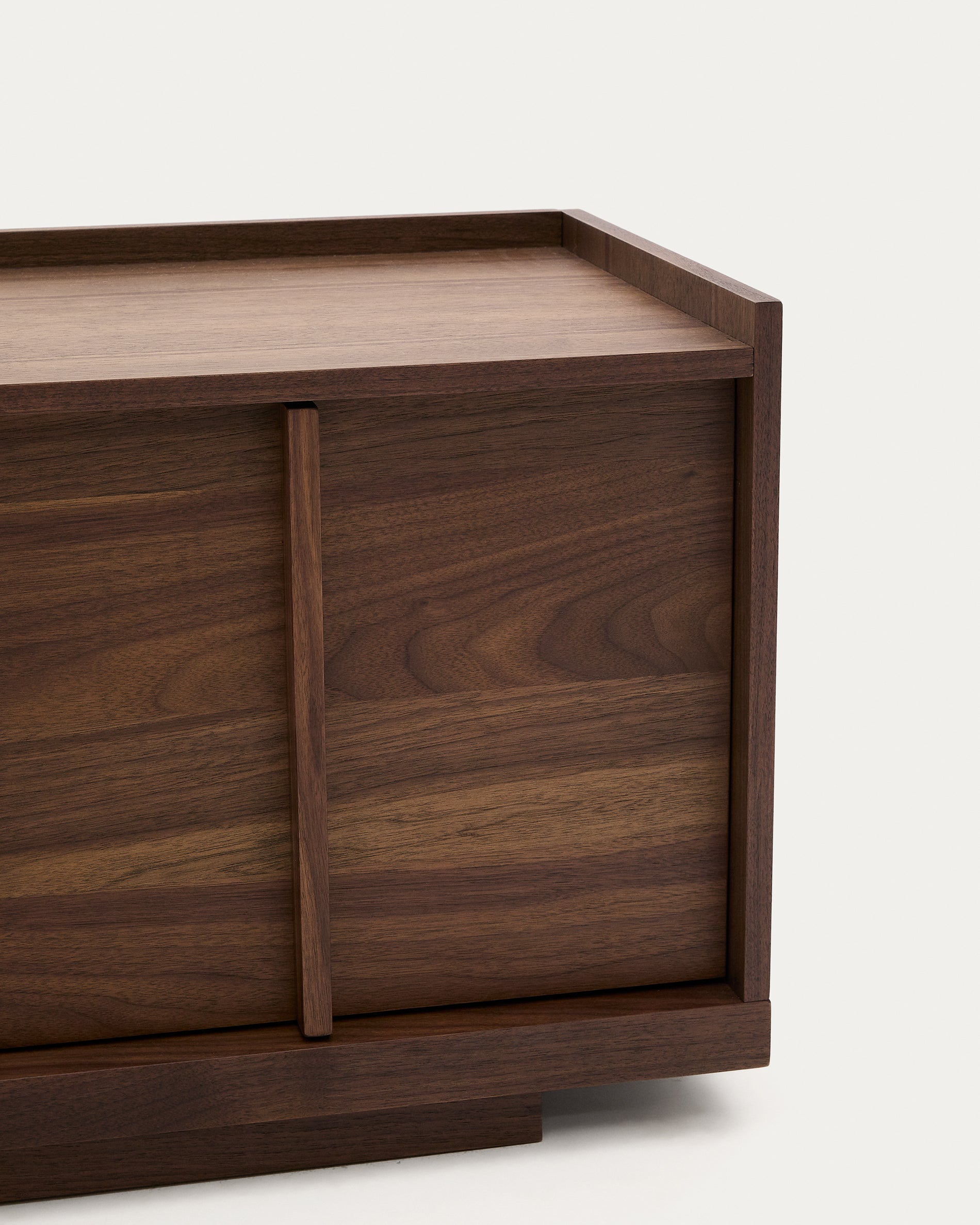 Onix TV stand with a walnut veneer in a dark finish, 200 x 45 cm FSC Mix Credit - Detail