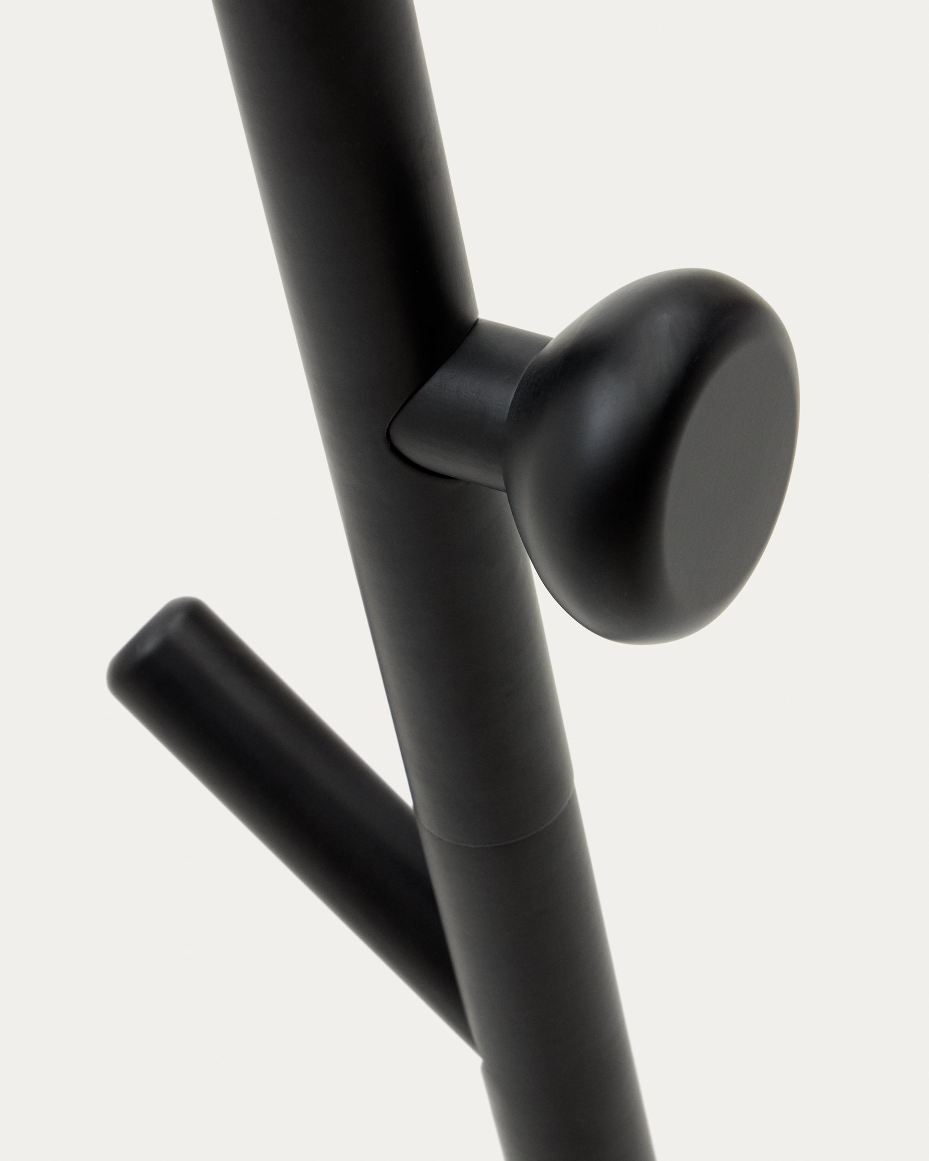 Nadue coat rack in solid beech wood with black finish 163 cm - Detail