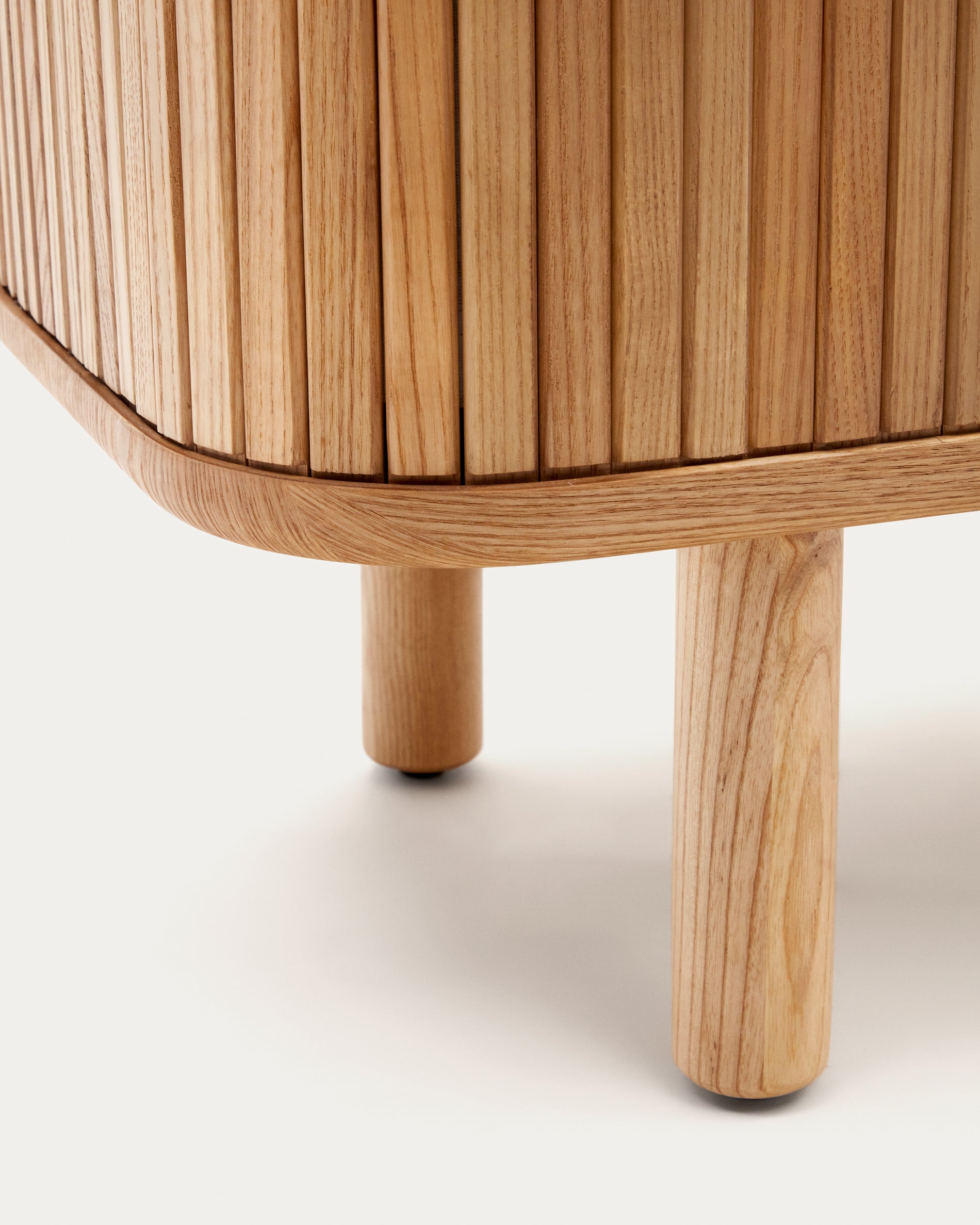 Mailen 2 door highboard in ash veneer with a natural finish 110 x 160 cm - Detail