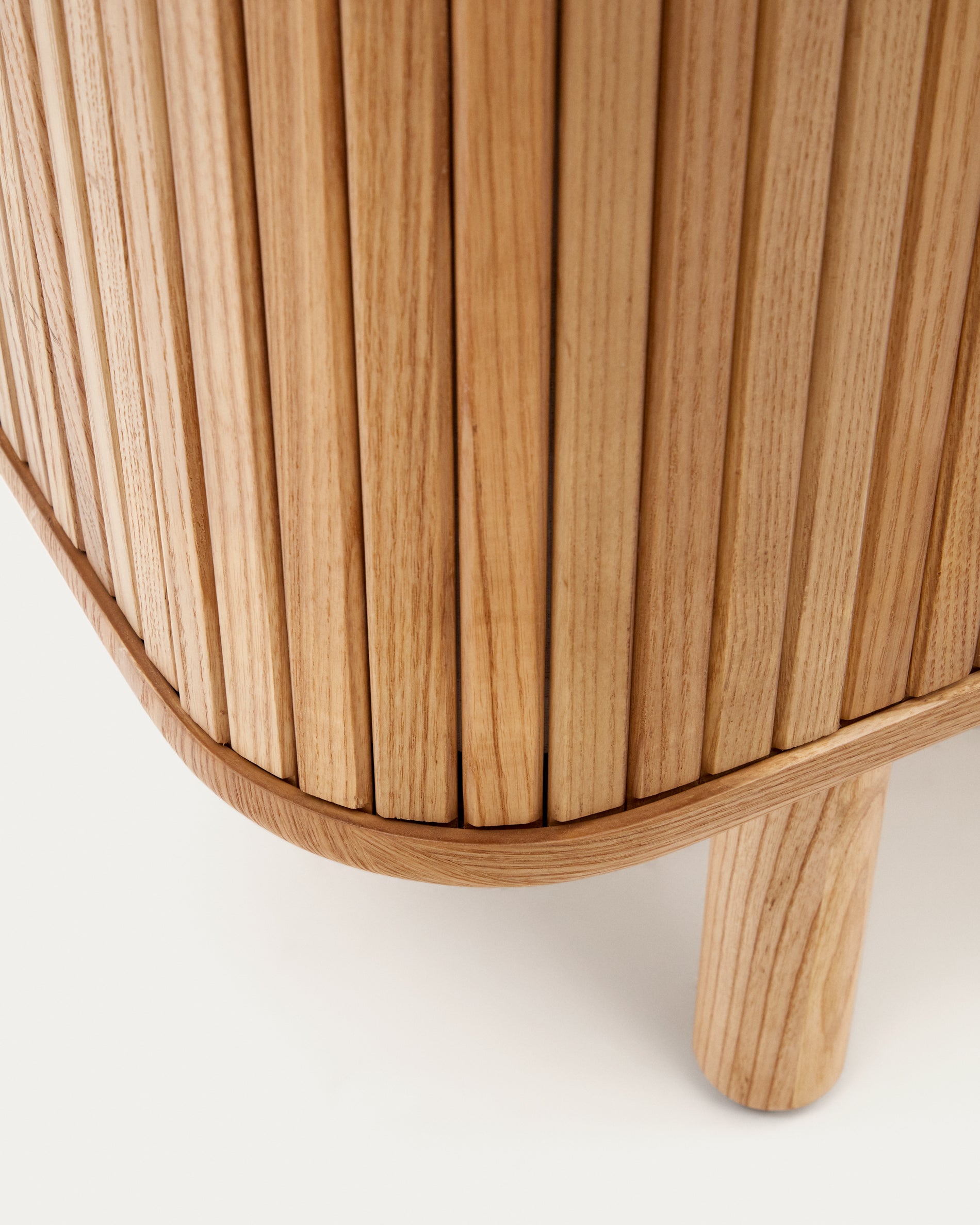 Mailen 2 door highboard in ash veneer with a natural finish 110 x 160 cm - Detail