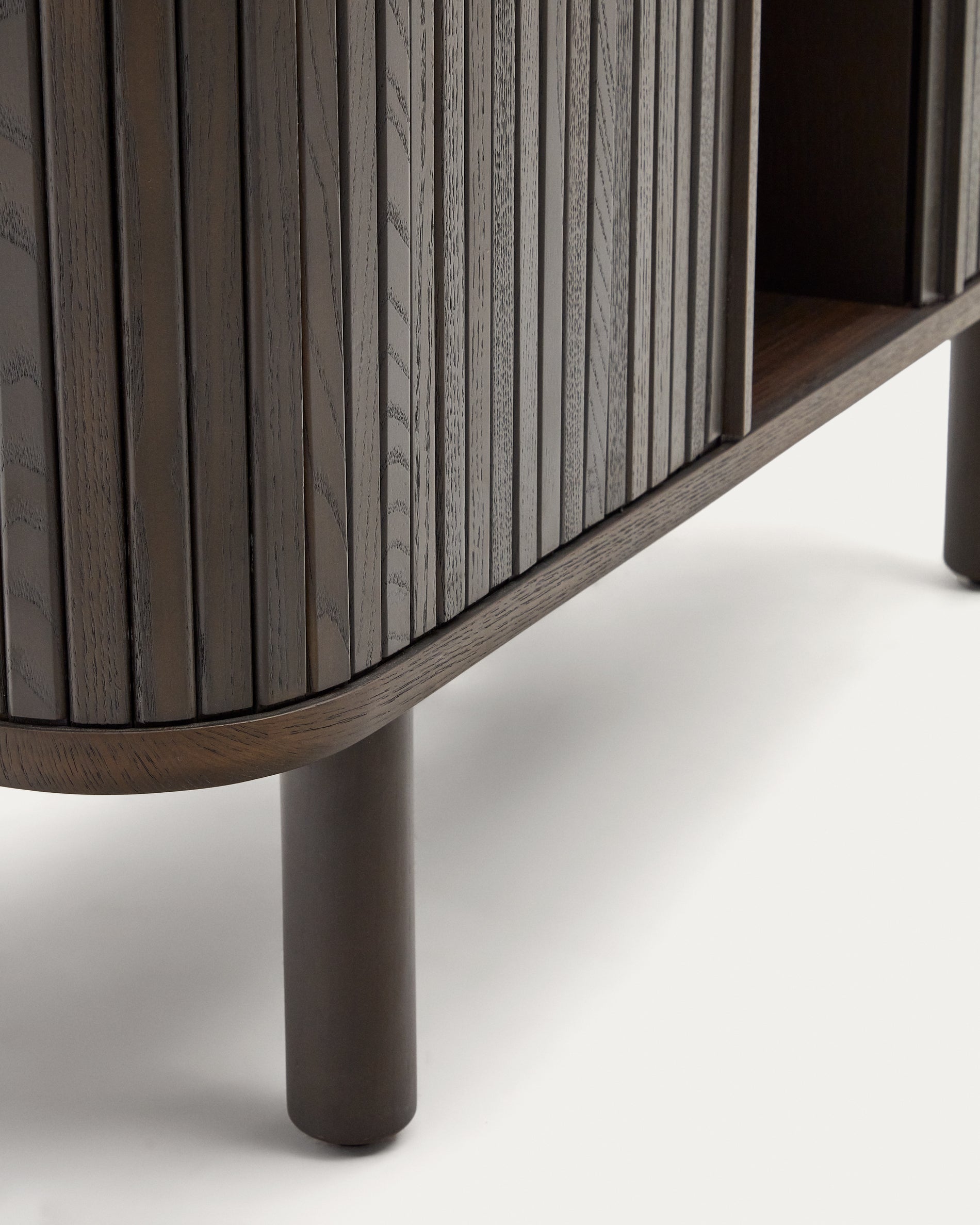 Mailen 2 door highboard in ash veneer with a dark finish 110 x 160 cm - Detail