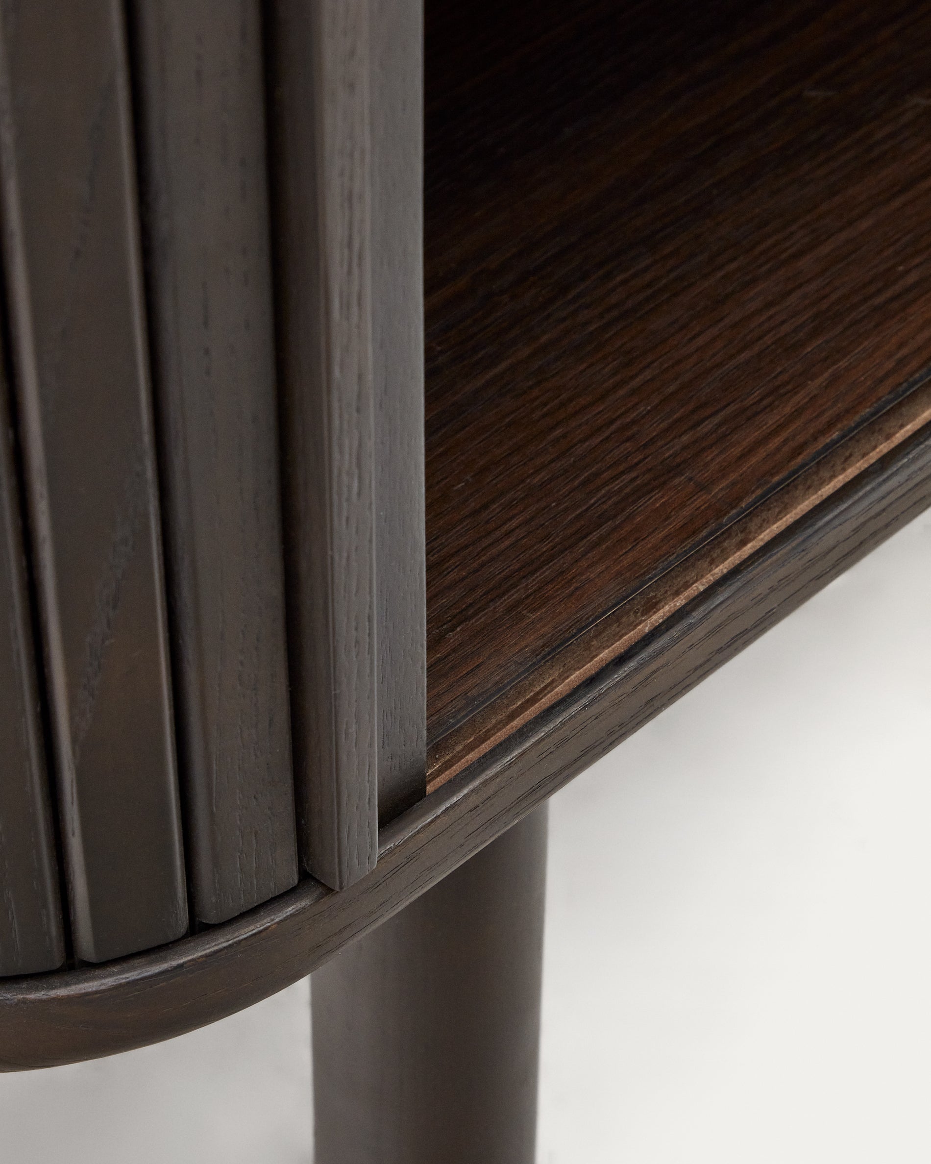 Mailen 2 door highboard in ash veneer with a dark finish 110 x 160 cm - Detail
