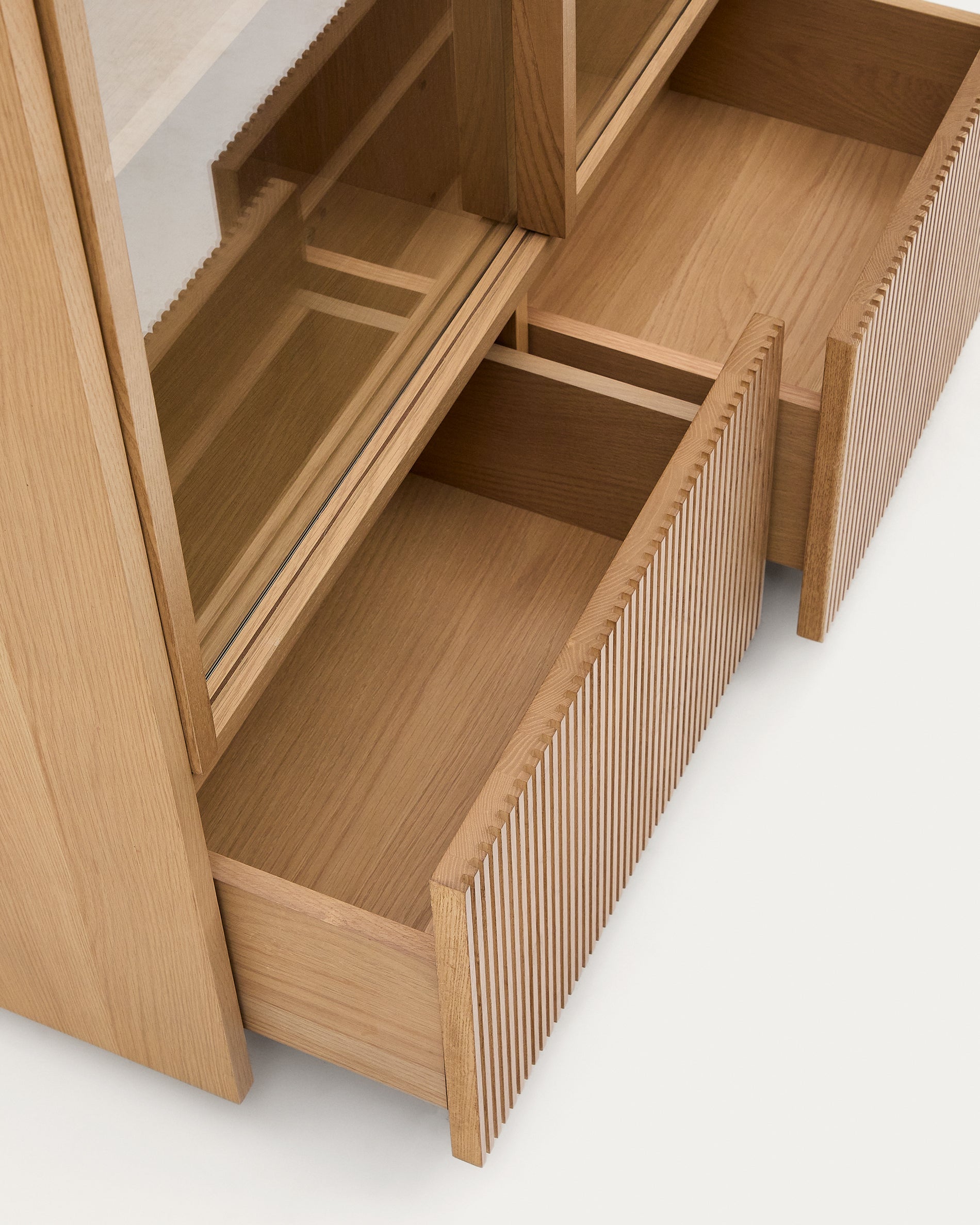 Helvine display cabinet 4 doors 2 drawers oak veneer and tempered glass 100 x 174 cm FSC 100% - Detail