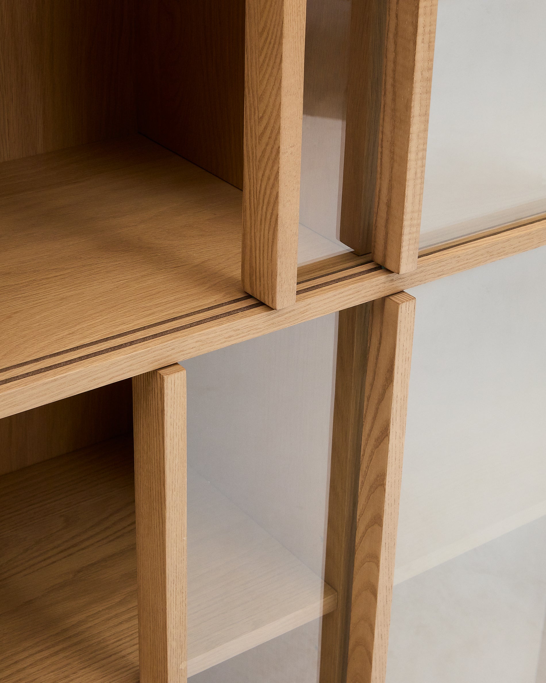 Helvine display cabinet 4 doors 2 drawers oak veneer and tempered glass 100 x 174 cm FSC 100% - Detail