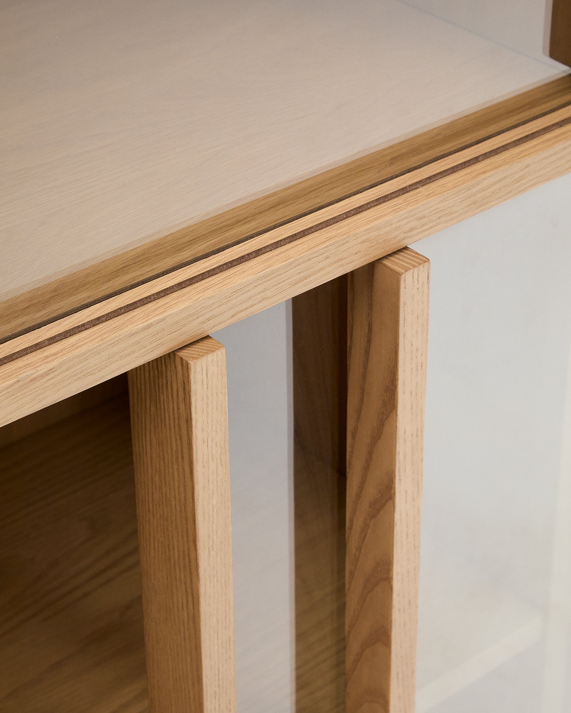 Helvine display cabinet 4 doors 2 drawers oak veneer and tempered glass 100 x 174 cm FSC 100% - Detail