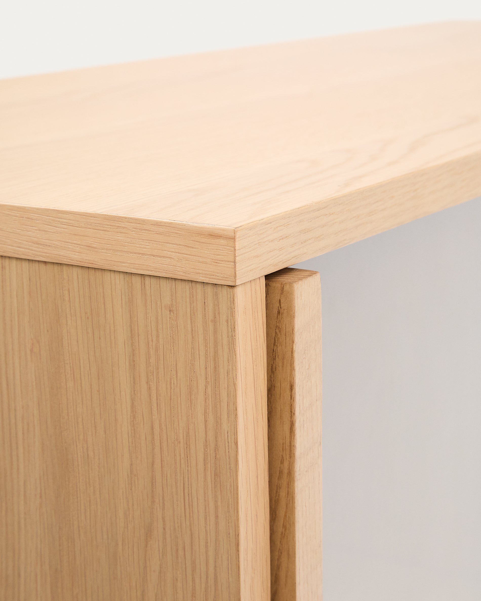 Helvine display cabinet 4 doors 2 drawers oak veneer and tempered glass 100 x 174 cm FSC 100% - Detail