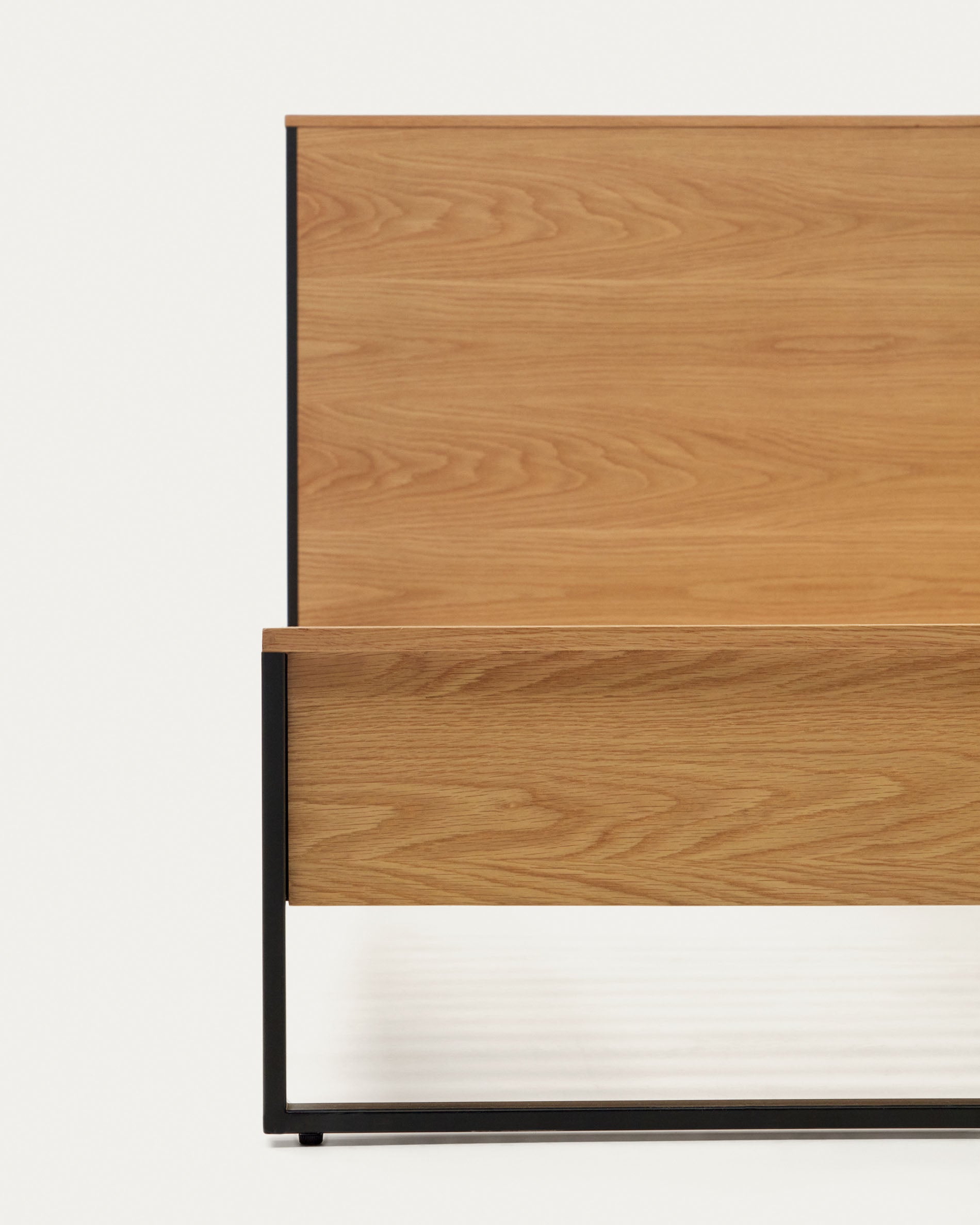 Taiana oak wood veneer bed with steel legs in a black finish, 160 x 200 cm - Detail