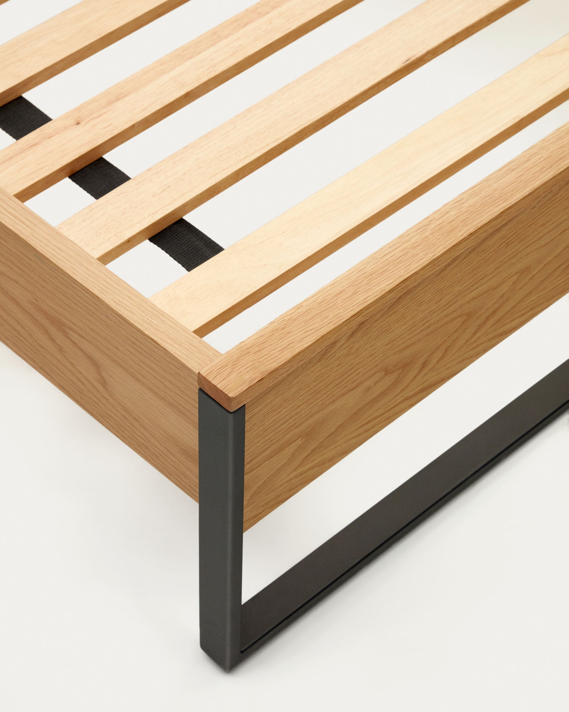Taiana oak wood veneer bed with steel legs in a black finish, 160 x 200 cm - Detail