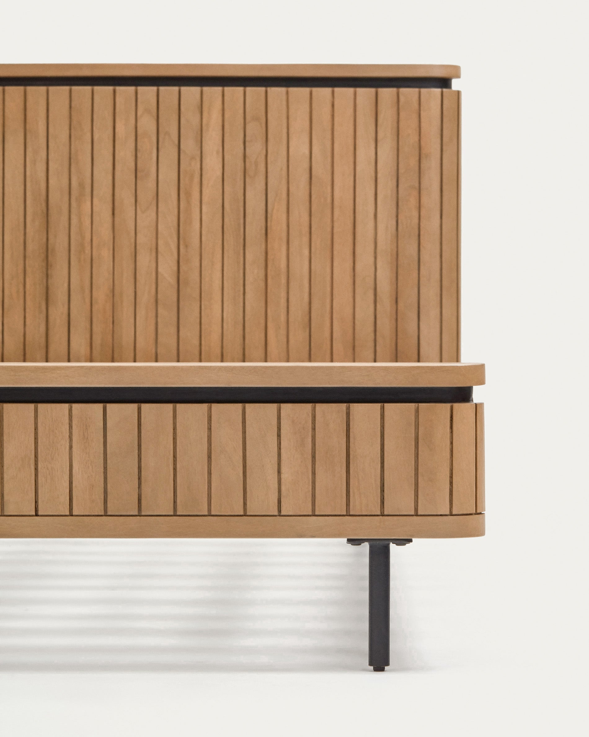 Licia bed made from solid mango wood and black painted metal, for a 160 x 200 cm mattress - Detail