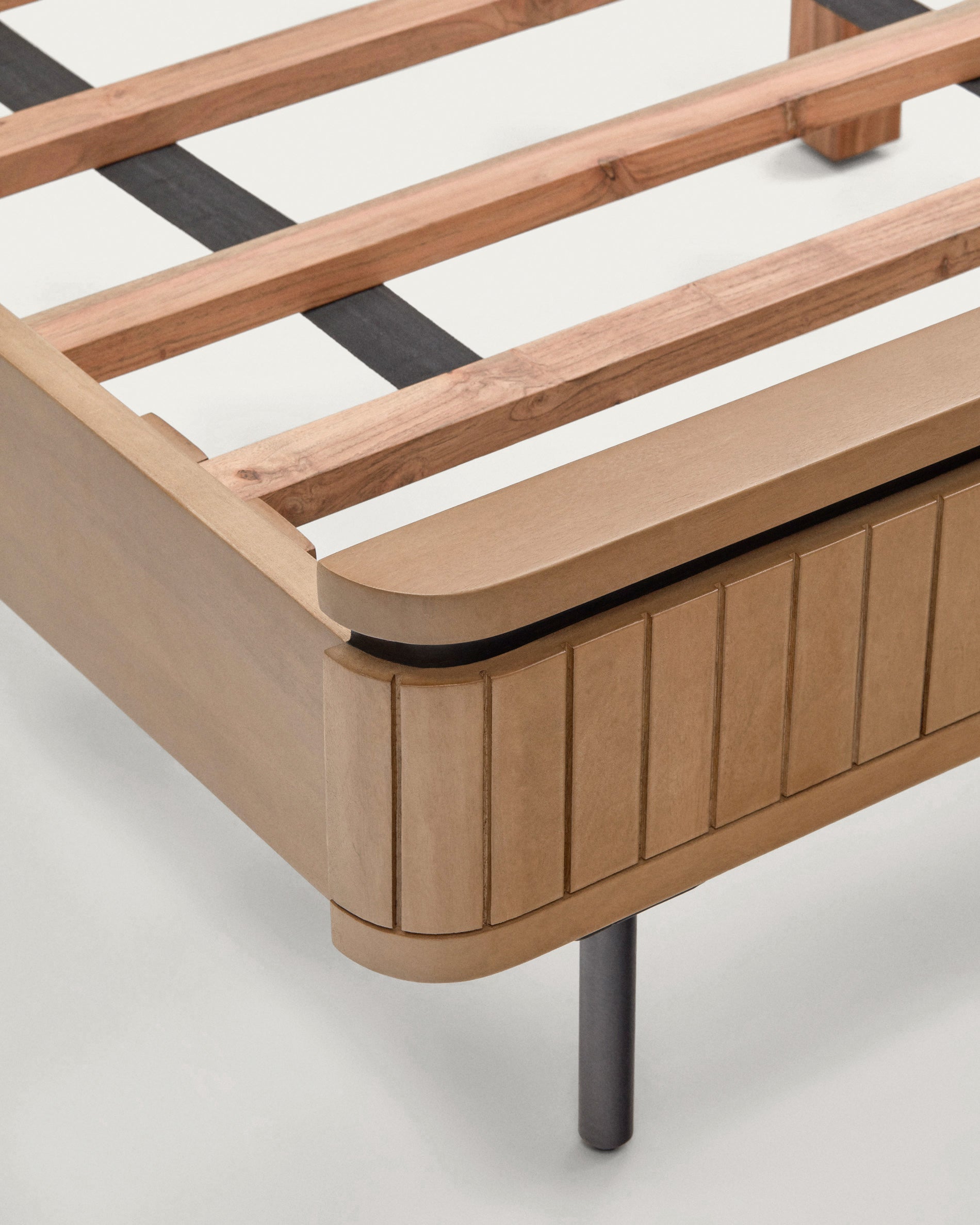 Licia bed made from solid mango wood and black painted metal, for a 160 x 200 cm mattress - Detail