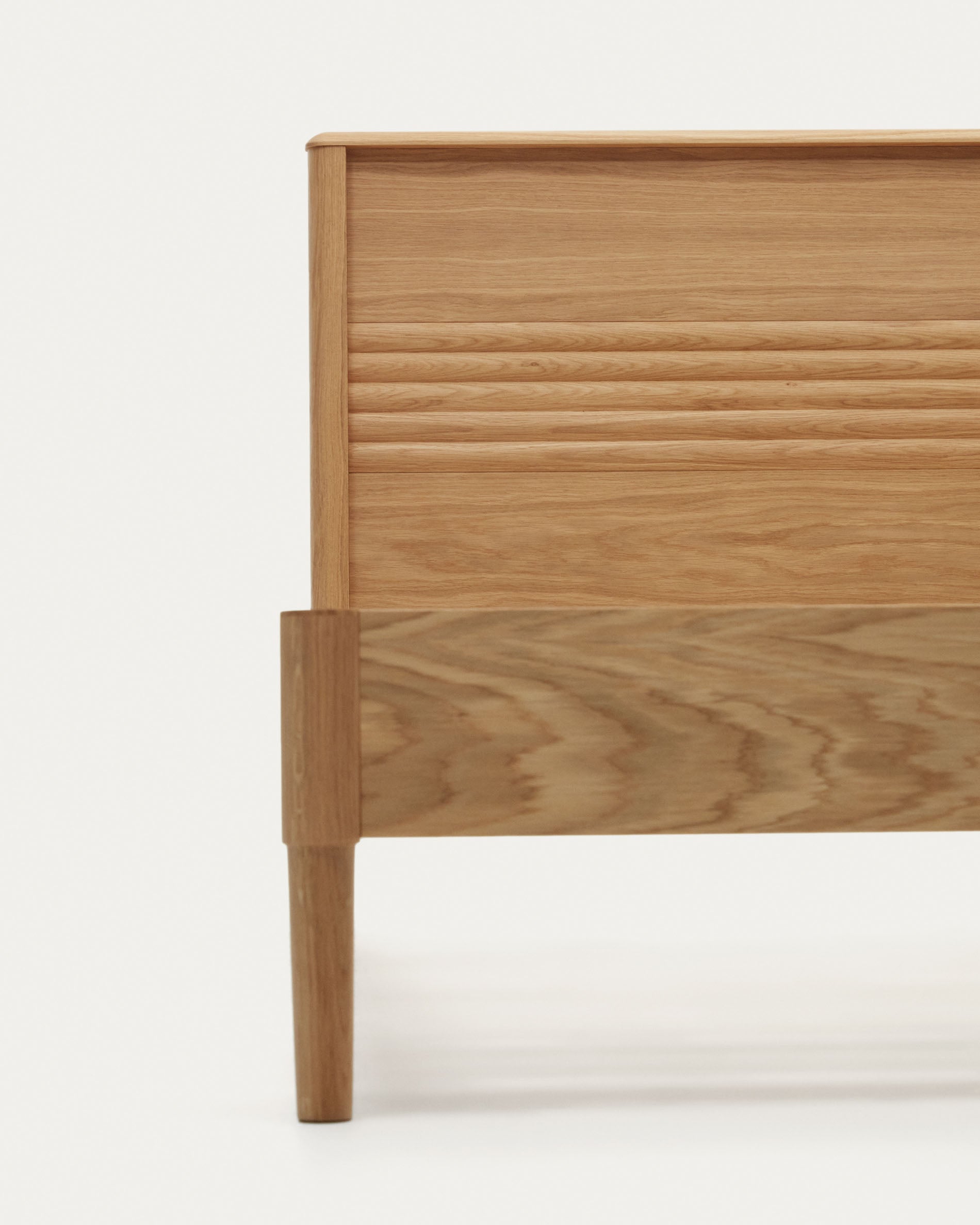 Lenon bed in solid oak and oak wood veneer for 180 x 200 cm mattresses, FSC MIX Credit - Detail