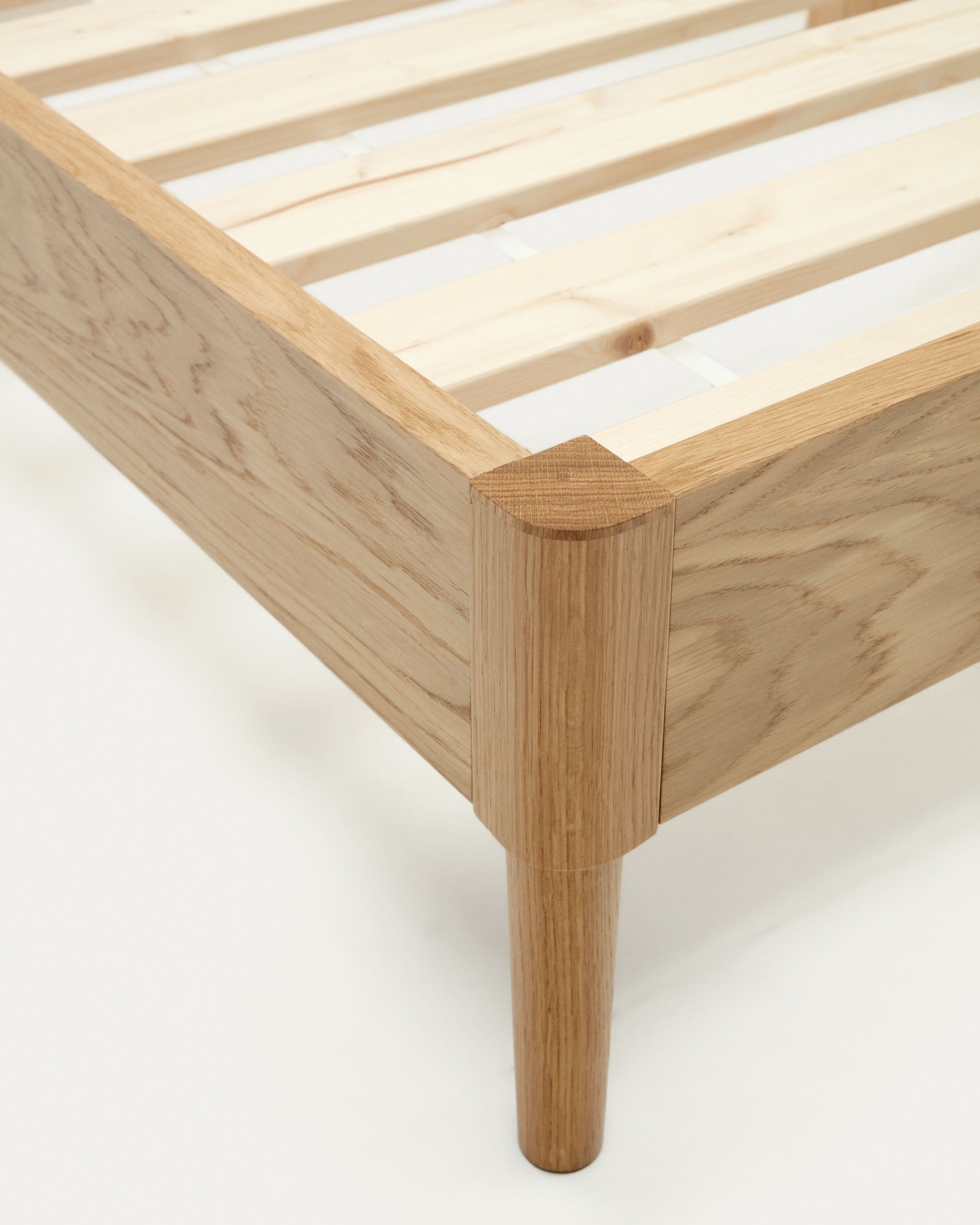 Lenon bed in solid oak and oak wood veneer for 180 x 200 cm mattresses, FSC MIX Credit - Detail