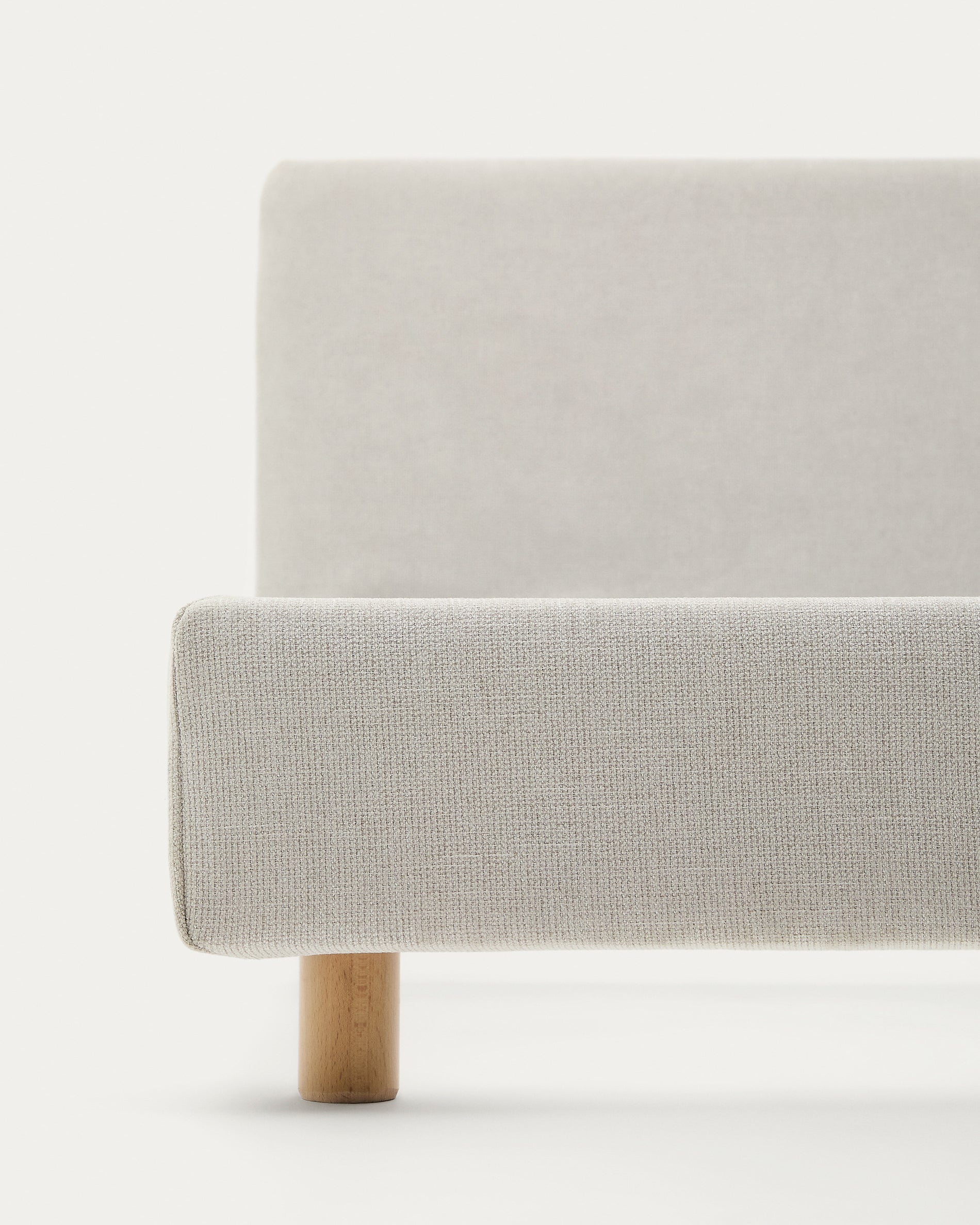 Pearl chenille Valma bed with removable cover and solid beech wood legs for a 160 x 200 cm mattress - Detail