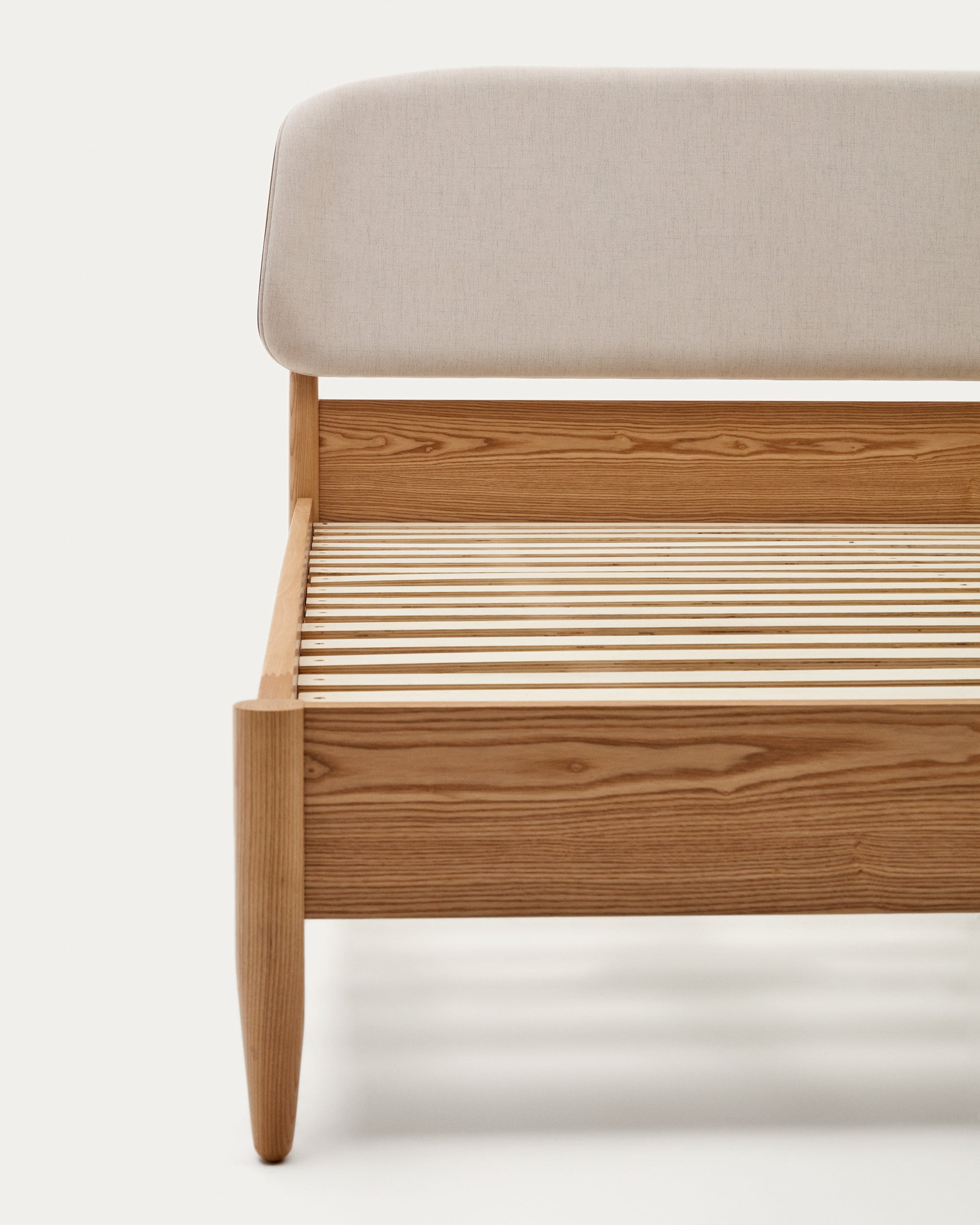 Octavia bed in ash plywood and white upholstered headboard FSC Mix Credit 160 x 200 cm - Detail