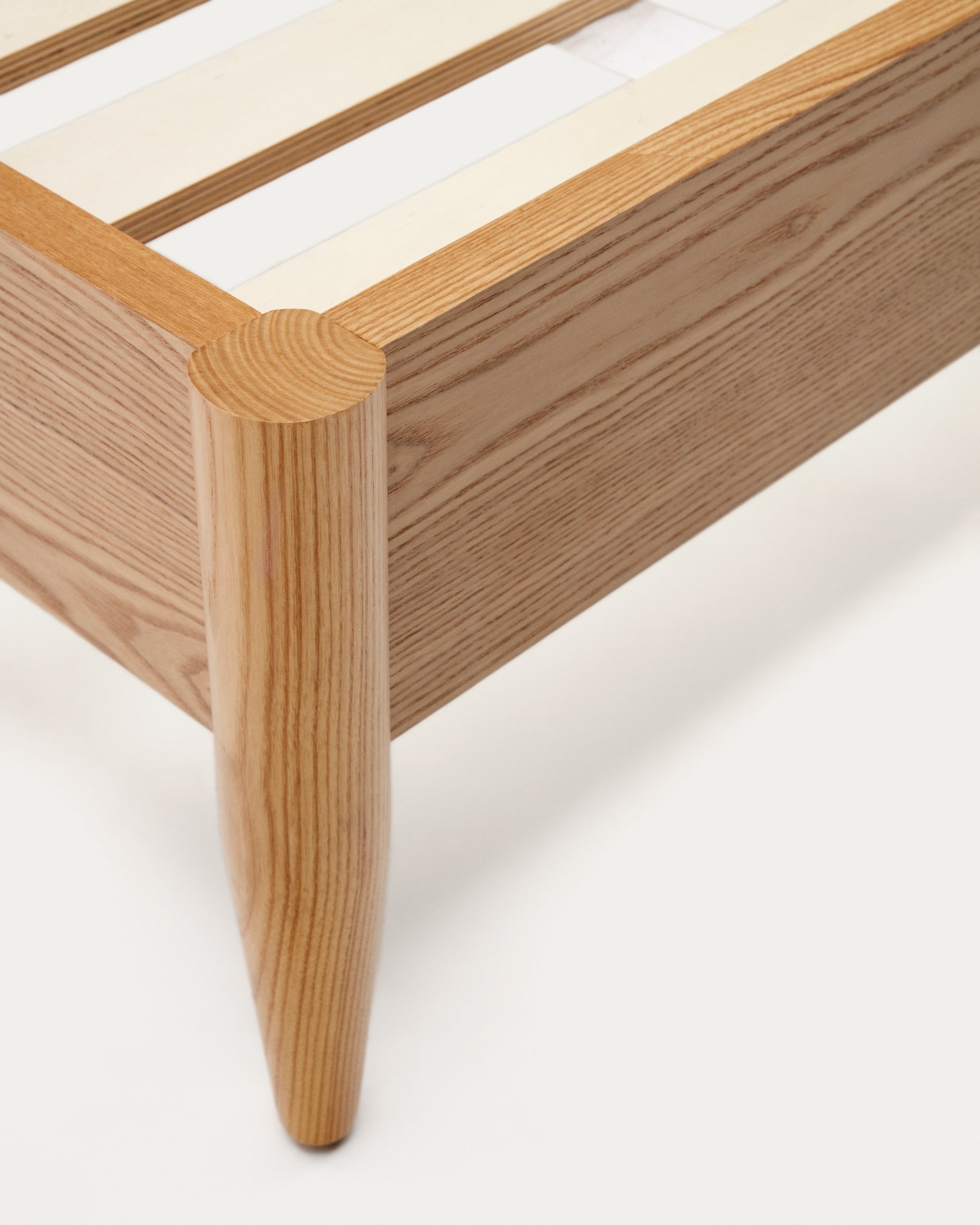 Octavia bed in ash plywood and white upholstered headboard FSC Mix Credit 160 x 200 cm - Detail