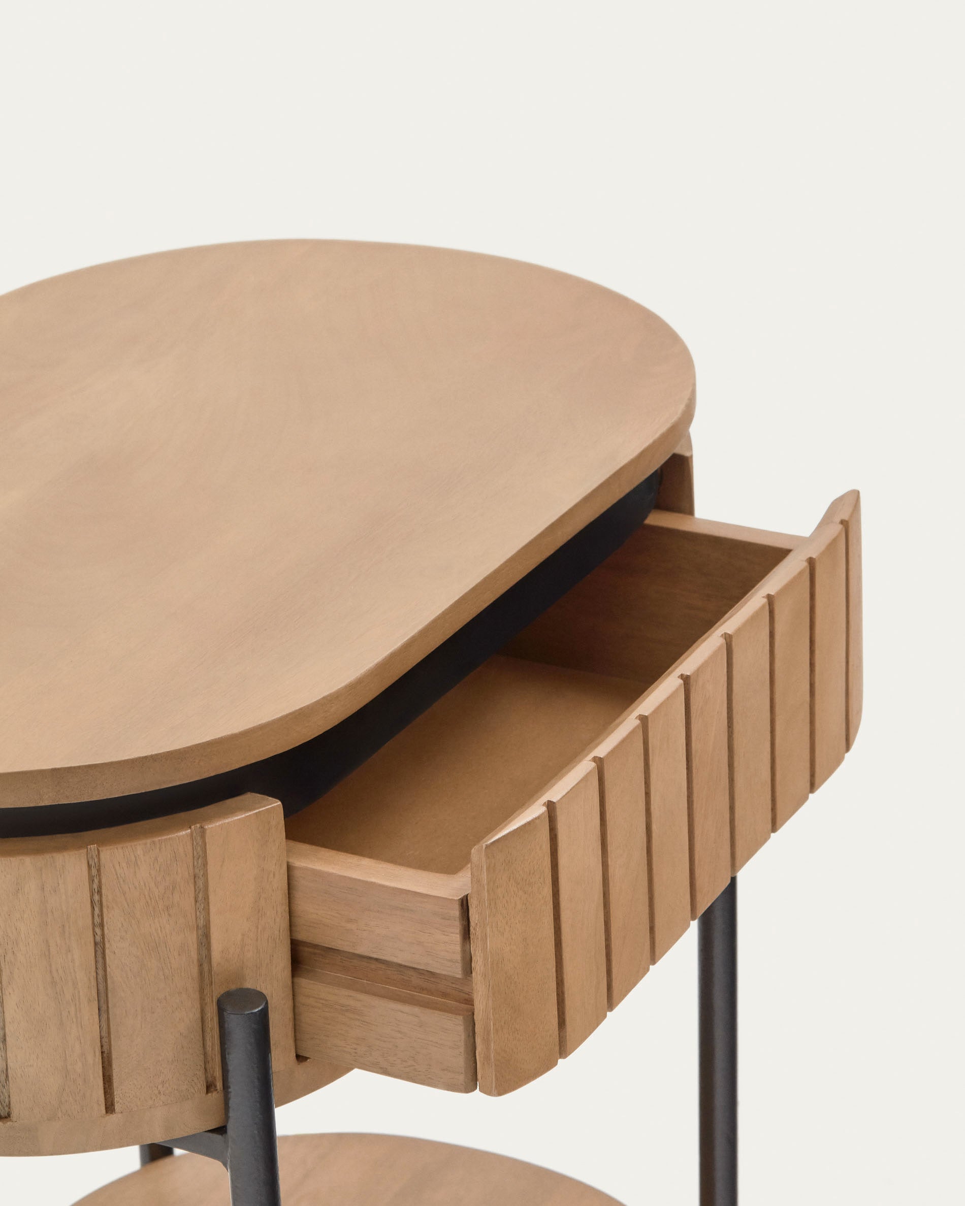 Licia mango wood bedside table with 1 drawer, with a natural finish and metal, 55 x 65 cm - Detail