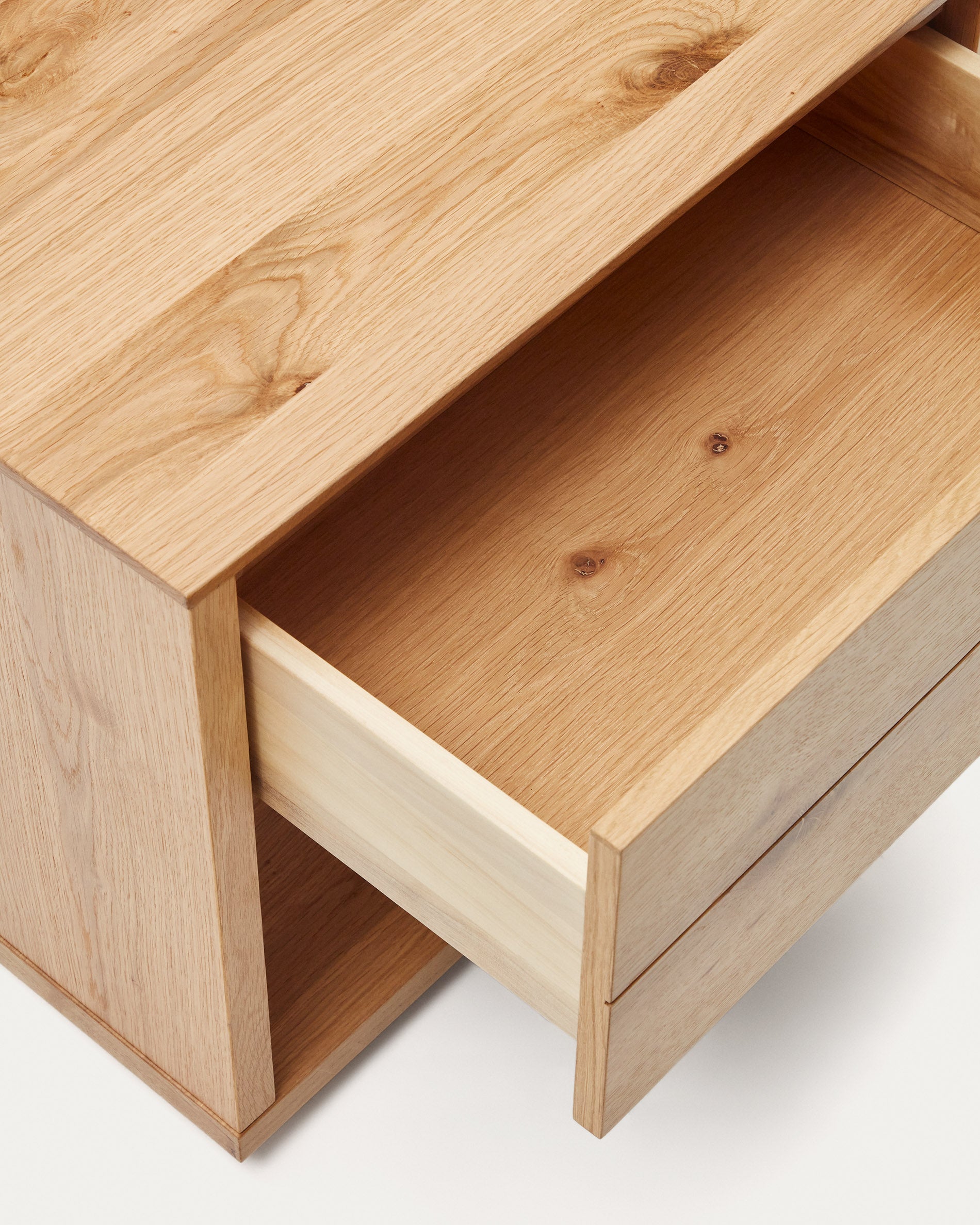 Alguema bedside table in oak wood veneer with natural finish, 60 x 50 cm - Detail