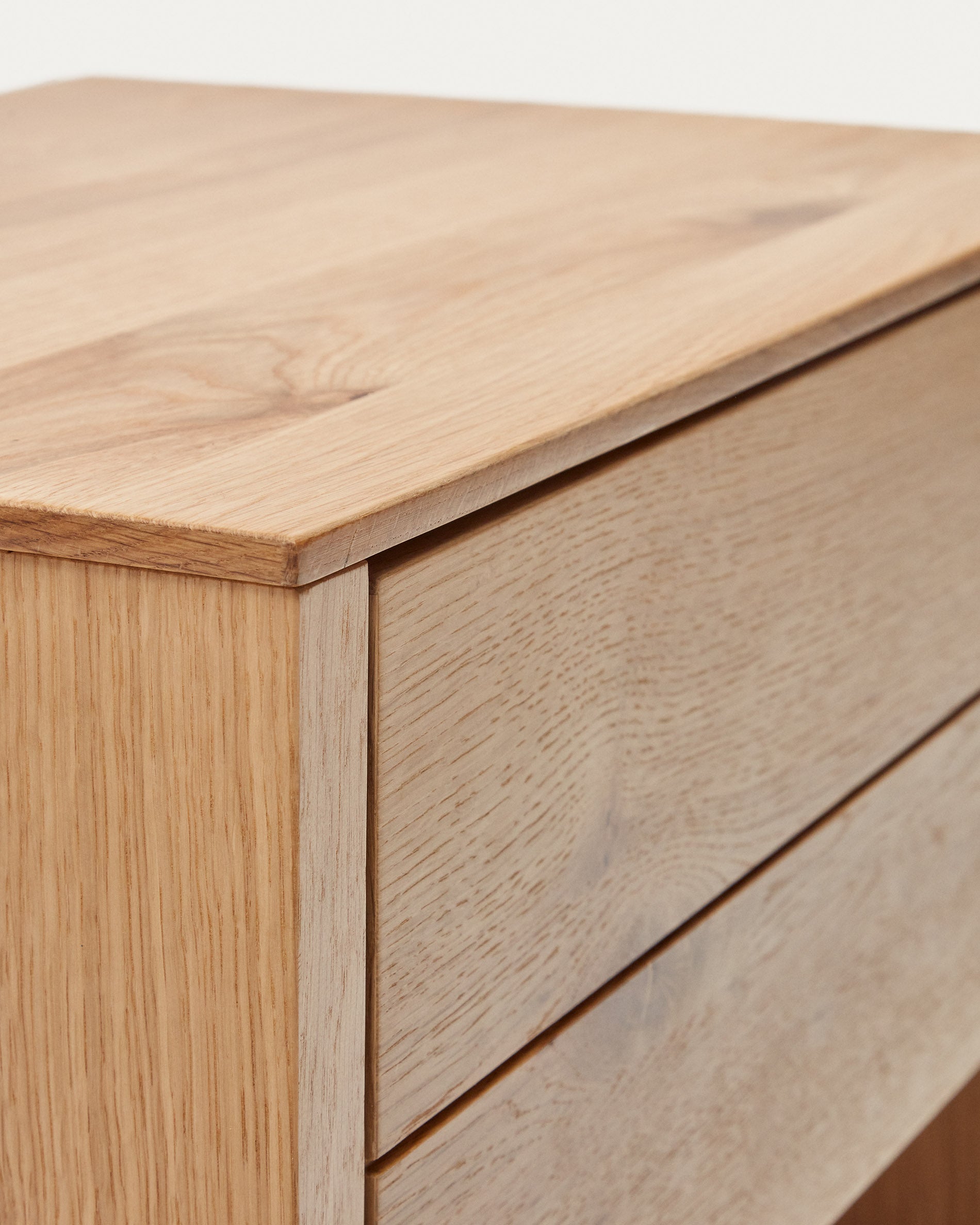 Alguema bedside table in oak wood veneer with natural finish, 60 x 50 cm - Detail