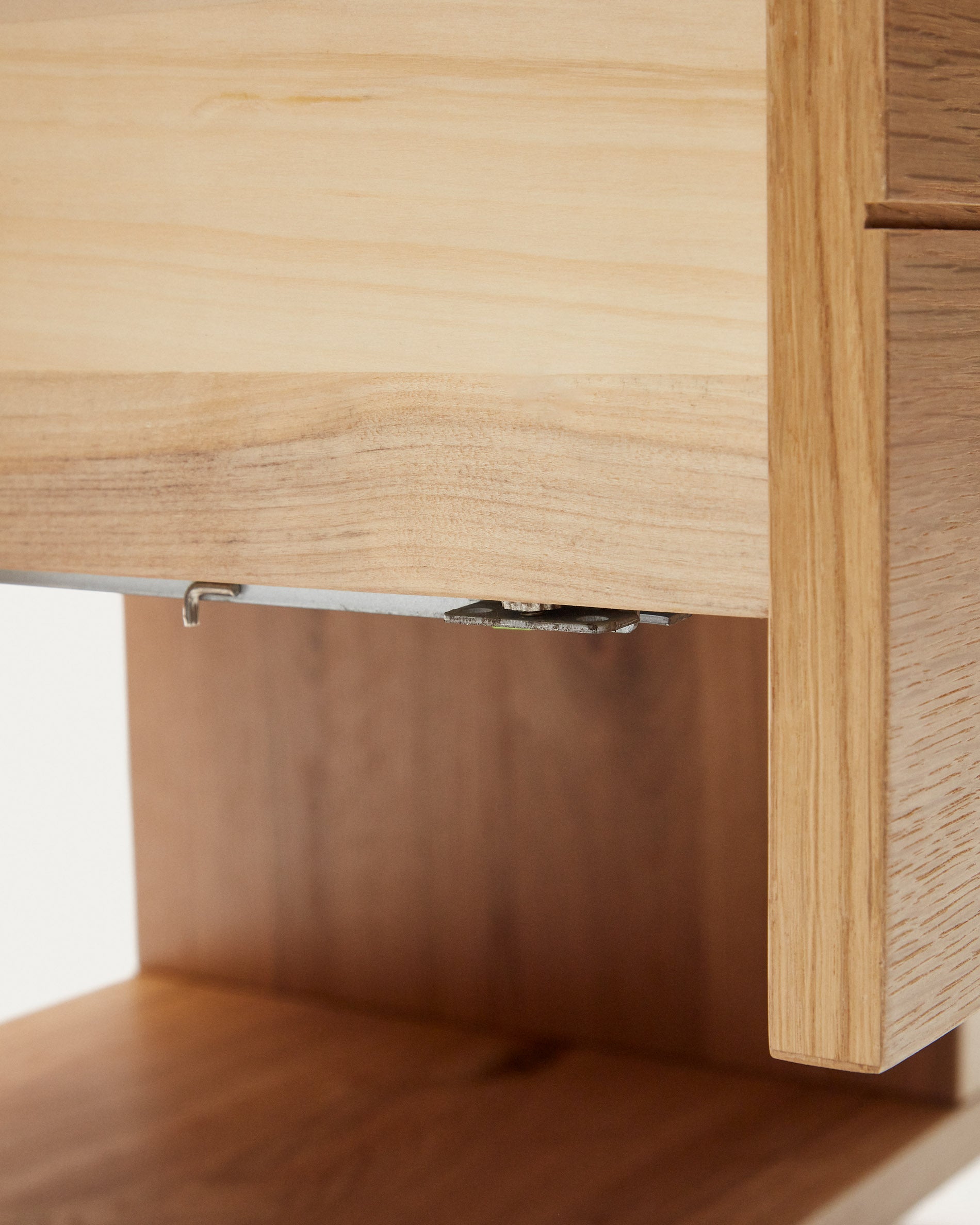 Alguema bedside table in oak wood veneer with natural finish, 60 x 50 cm - Detail