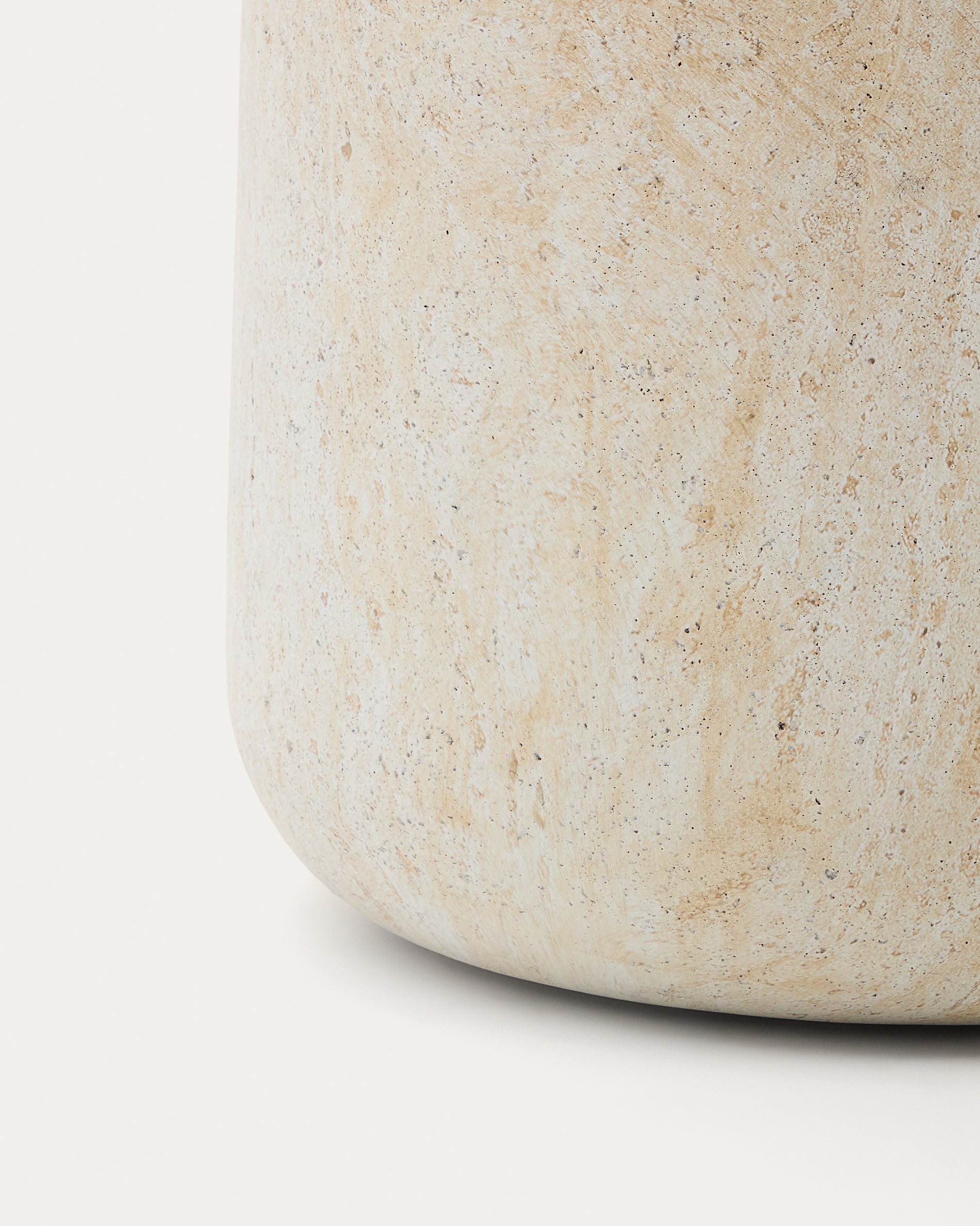 Drasi cement side table with travertine-effect finish Ø60cm - Detail